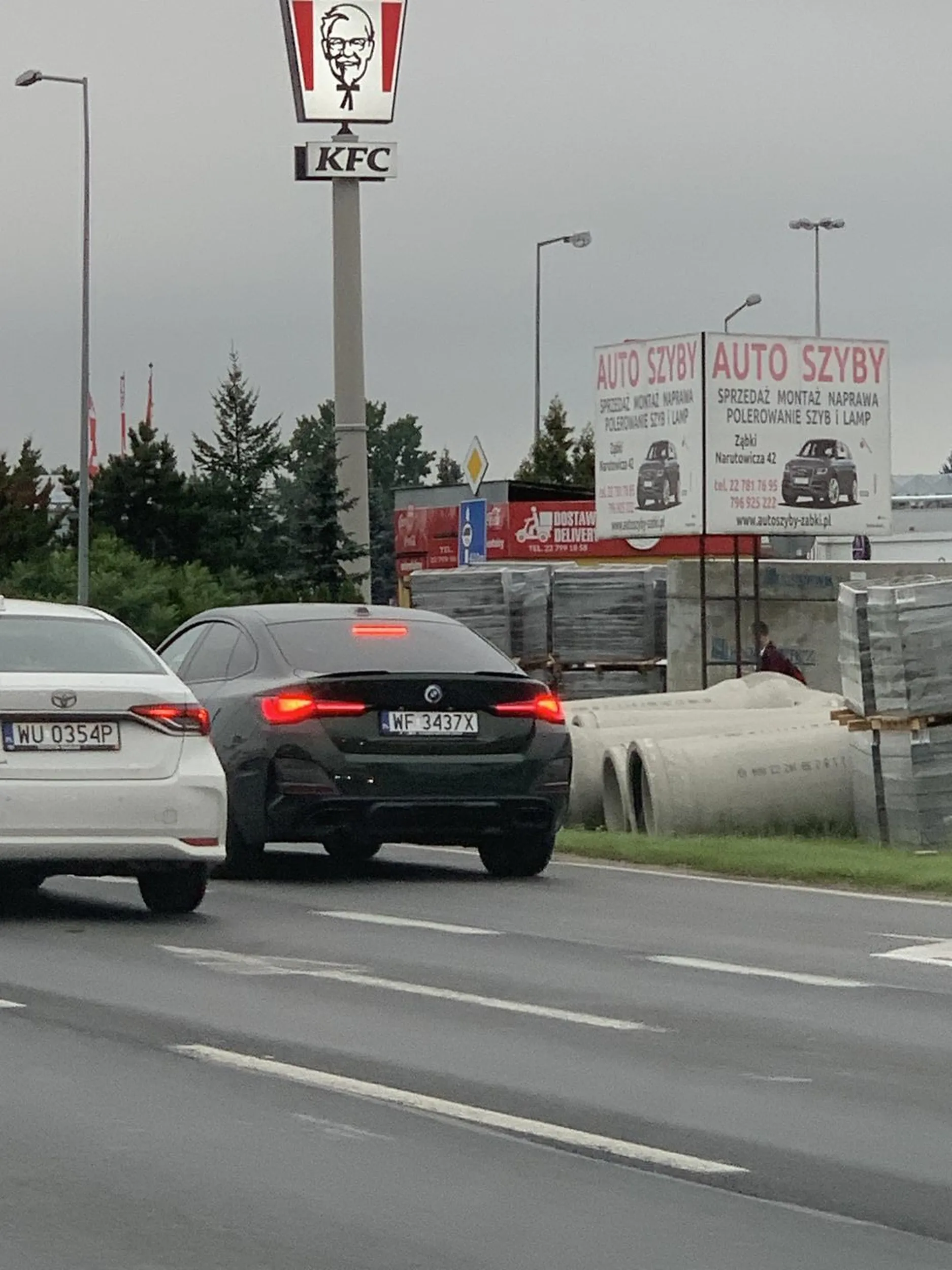 Buraczek nie uważa żeby kierunkowskazy były mu potrzebne, to mu ubliża, według niego zamożniejsi ludzie są z tego obowiązku zwolnieni. Podczas próby upomnienia o tym pokazał środkowy palec jak to na buraka przystało.