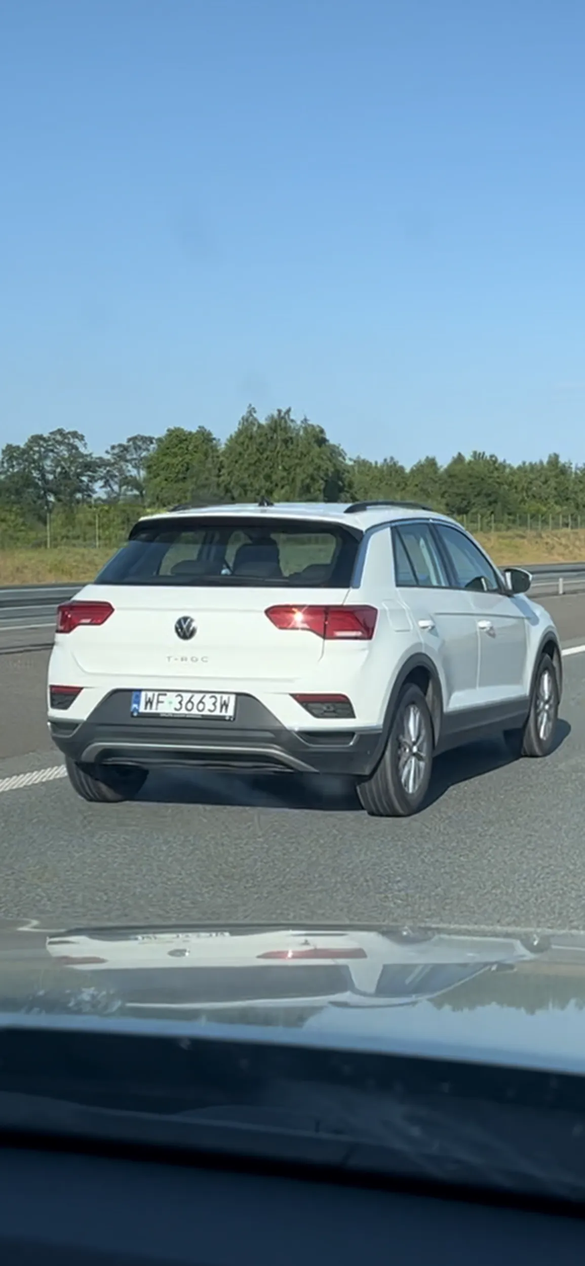 Pogania światłami, bardzo agresywny na lewym pasie. A2