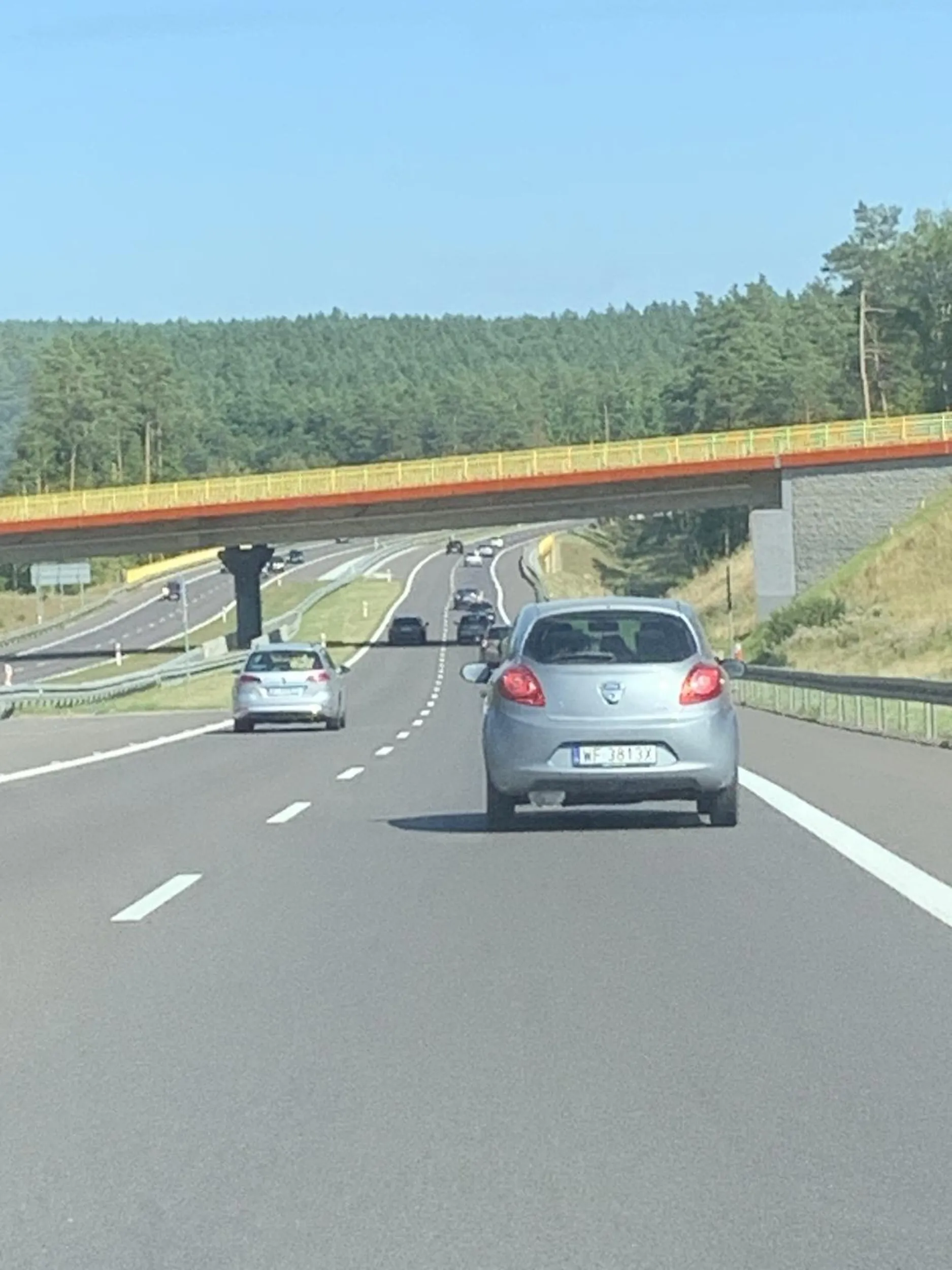 Kierowca wielokrotnie przekracza linie cięgła, jeździ po drogach polnych jak wariat oraz potrącił krowę i uciekła z miejsca zdarzenia