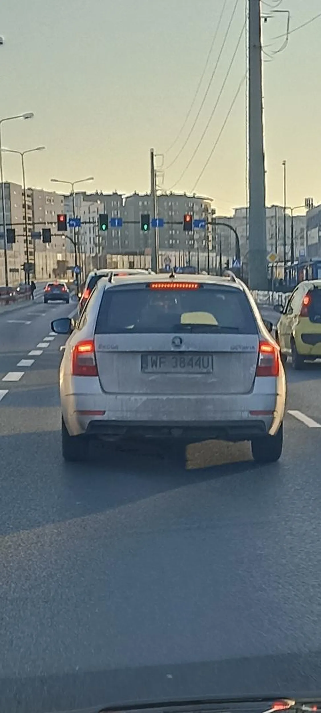 Palantowi się wydaje, że jest cwany bo żeby nie stać do czerwonego światła wbija na wprost z pasa do skrętu w lewo, ale spokojnie. Kamerka nagrała co trzeba. Kraków.