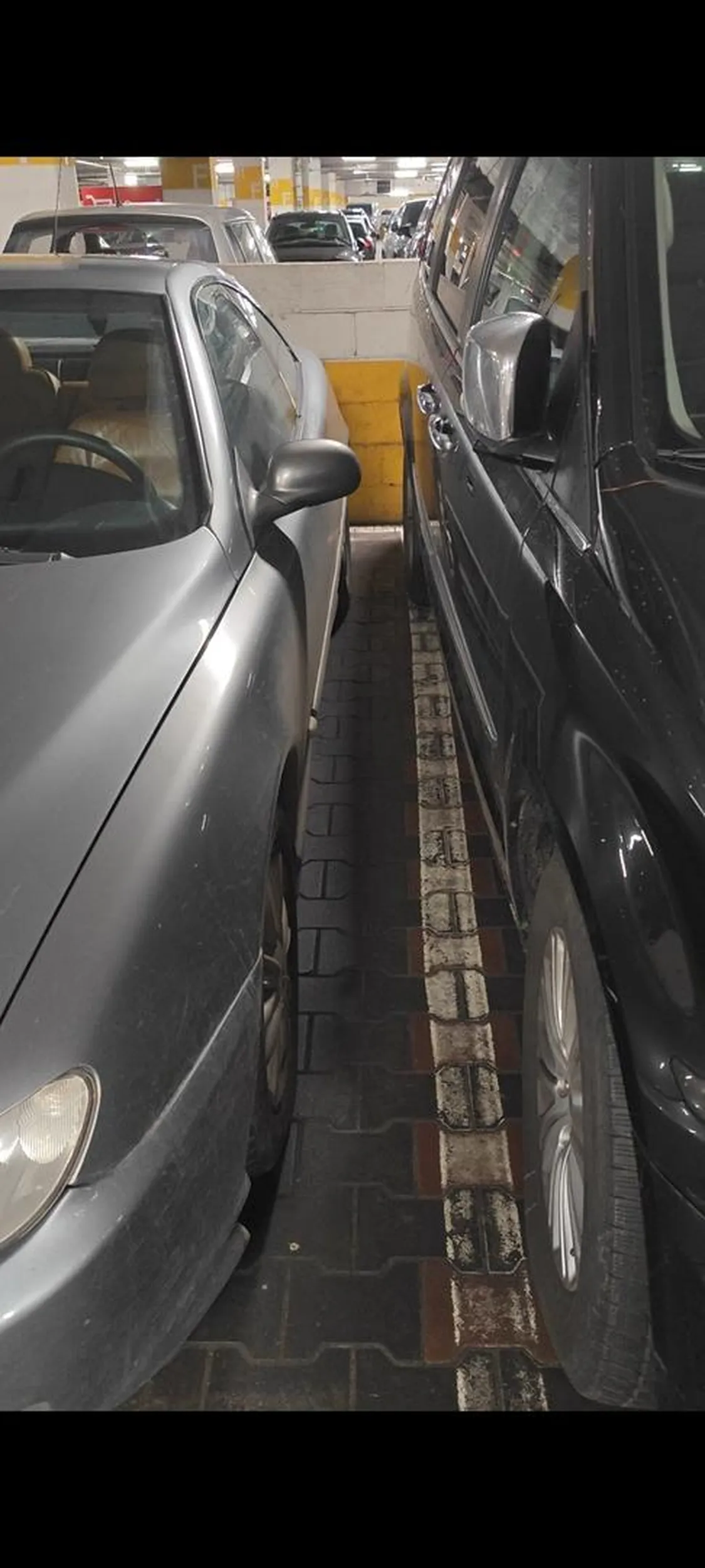 Zwróć prawo jazdy z chipsów. Wielki suv rodzinny Lancia i zostawia obok miejsca nic, ale żeby samemu wysiąść było obok 0.5 metra. Potem trzeba było jeszcze kombinować i manewrować aby wyjechać. Durna pało oby ktoś ciebie tak z dwóch stron zastawił. Na dodatek krzywo stałeś/aś ćwoku na linii.