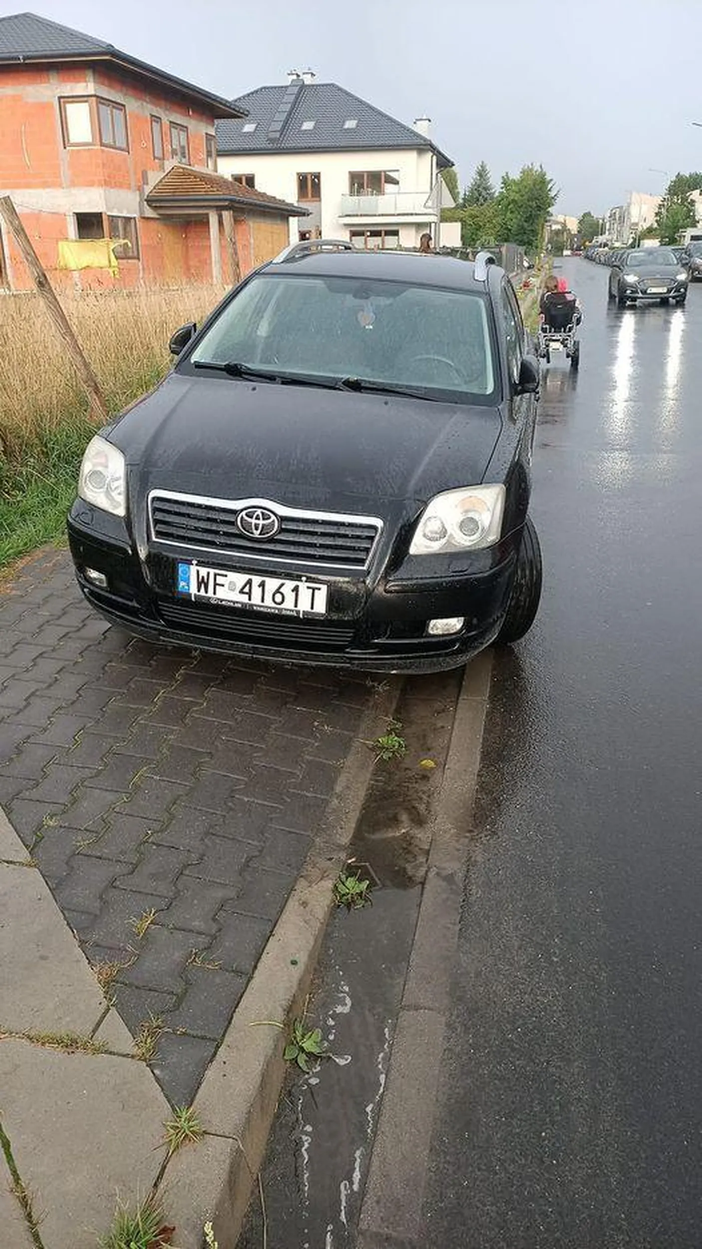 WF4161T Zastawianie chodnika przy ulicy Szymborskiej w Radzyminie, tym samym łamanie przepisu zakazu parkowania w tym miejscu.