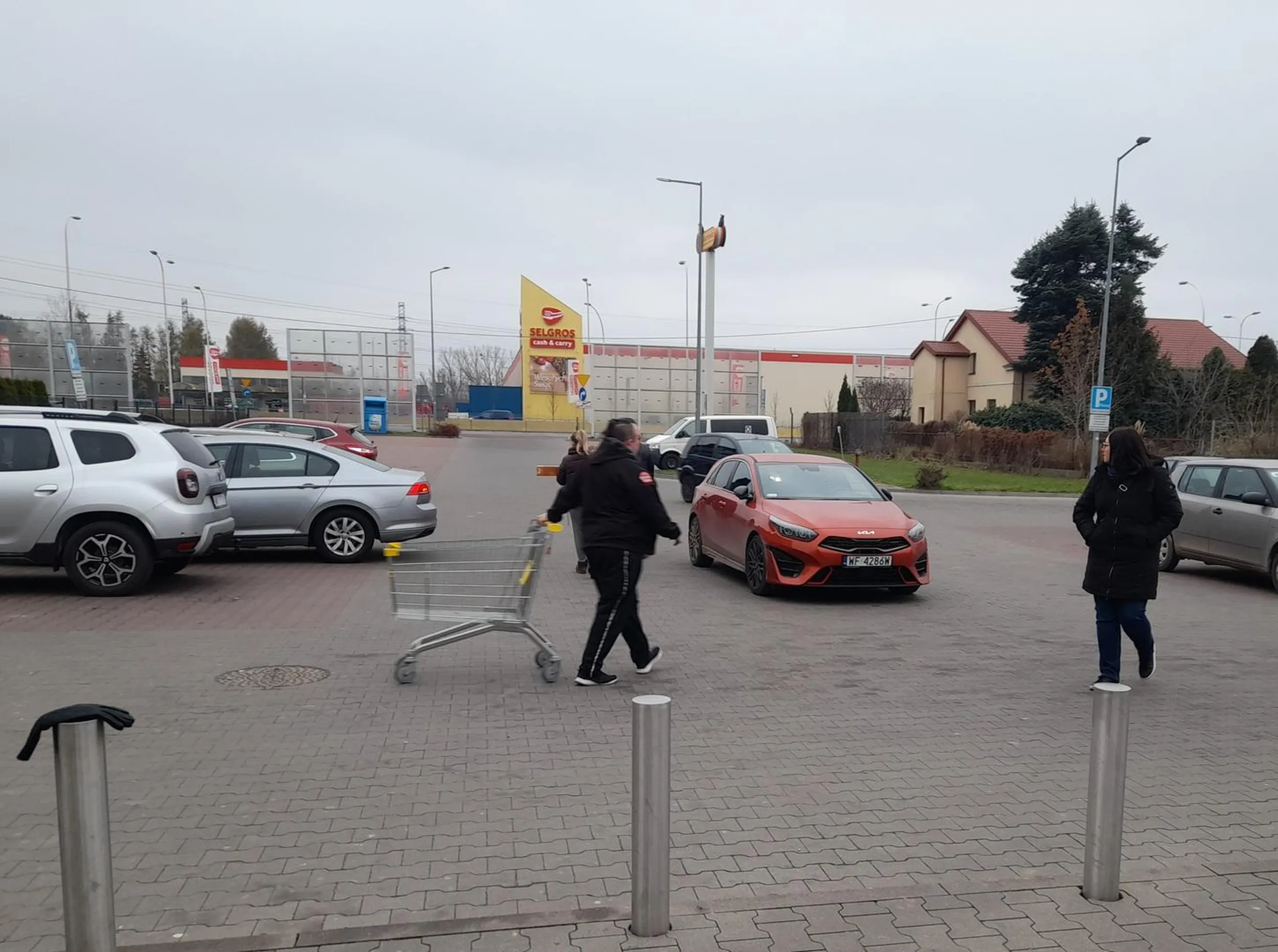 Pakuję na środku przejazdu pod biedronką, wokół wolne miejsca parkingowe