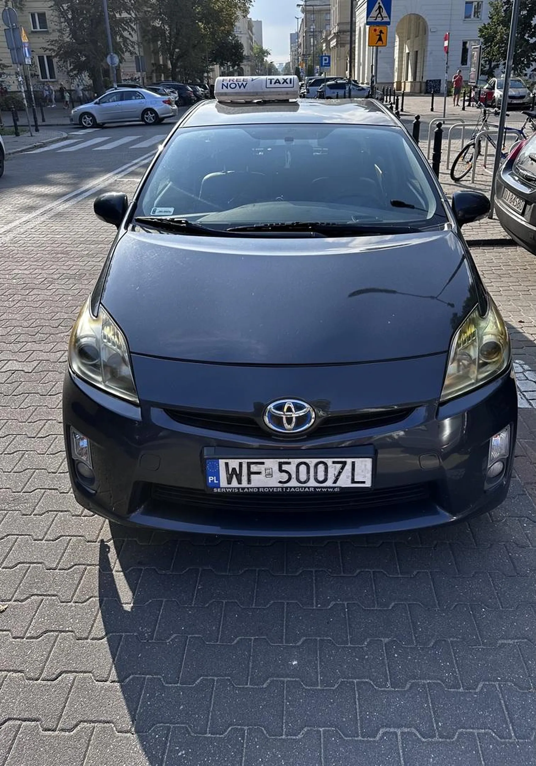 Padalec zaparkował samochód (pseudo taxi) i poszedł na lodzika, po uprzejmym poproszeniu aby odjechał stwierdził że on teraz nie może bo samochód mi się popsuł. Dopiero w momencie gdy zadzwoniłem po policję odjechał