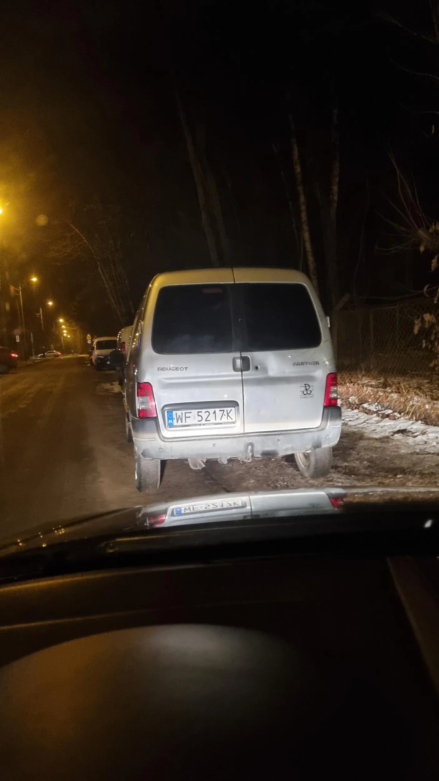 Kierowca robi stłuczkę uderza w tyl auta i ucieka z miejsca zdarzenia I to podwojnie,kierowca na podwójnym gazie,proszę robic odstęp 2m conajmniej zeby wam krzywdy nie zrobil