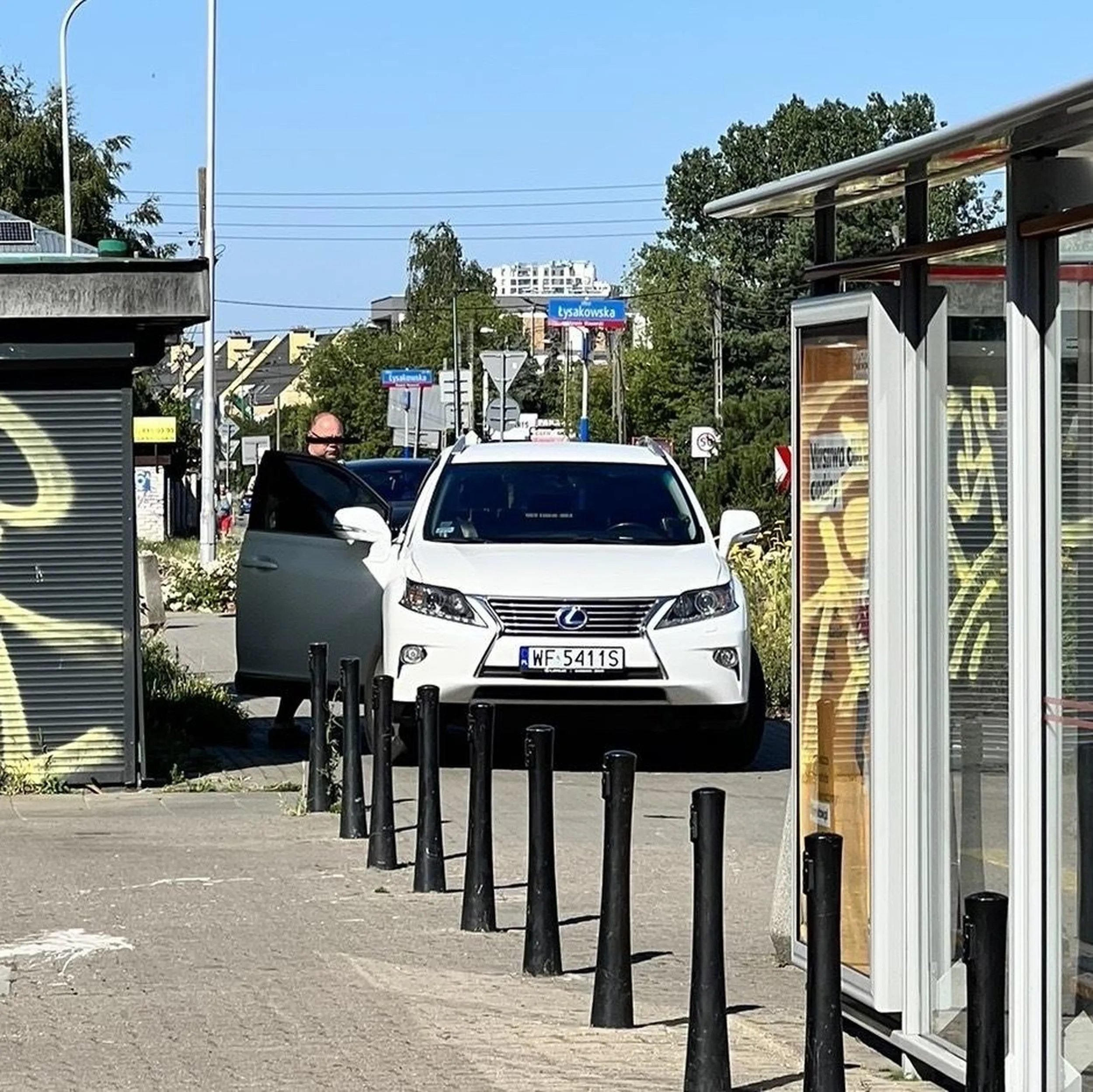 Trzydzieści metrów dalej był całkowicie pusty parking dla klientów piekarni. Ty weź się człowieku zastanów.