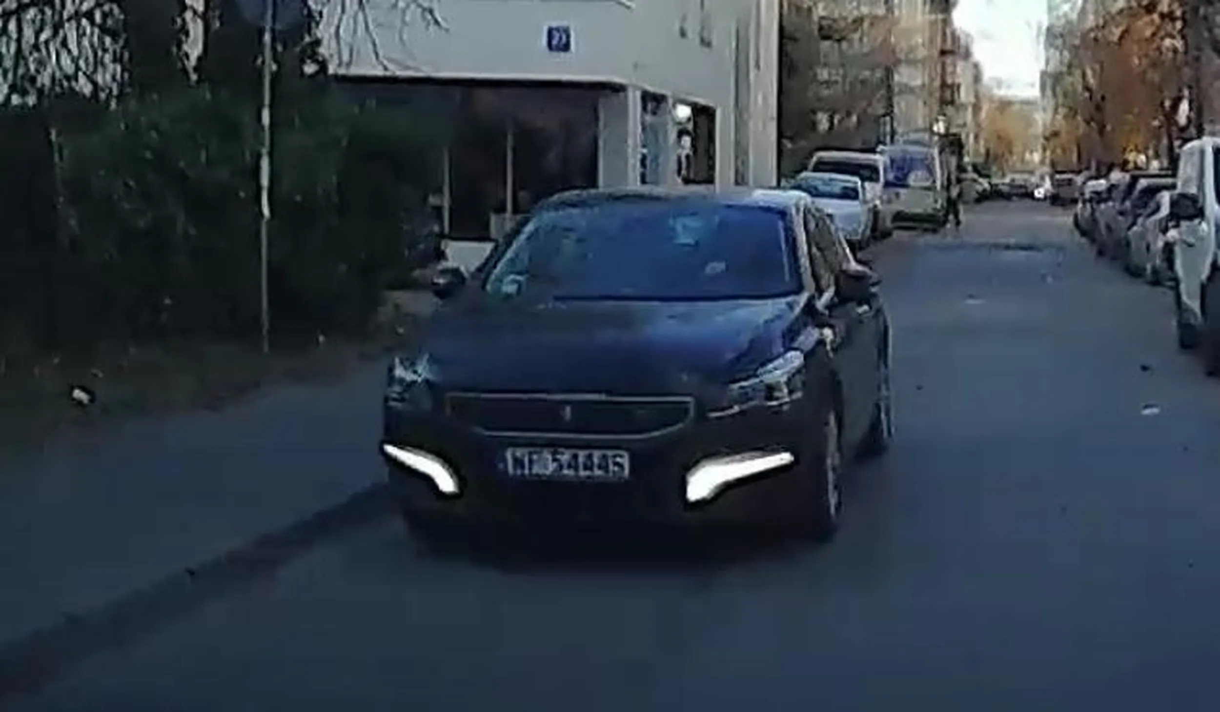 Zajezdza droge, atakuje slownie, olbrzymia agresja.