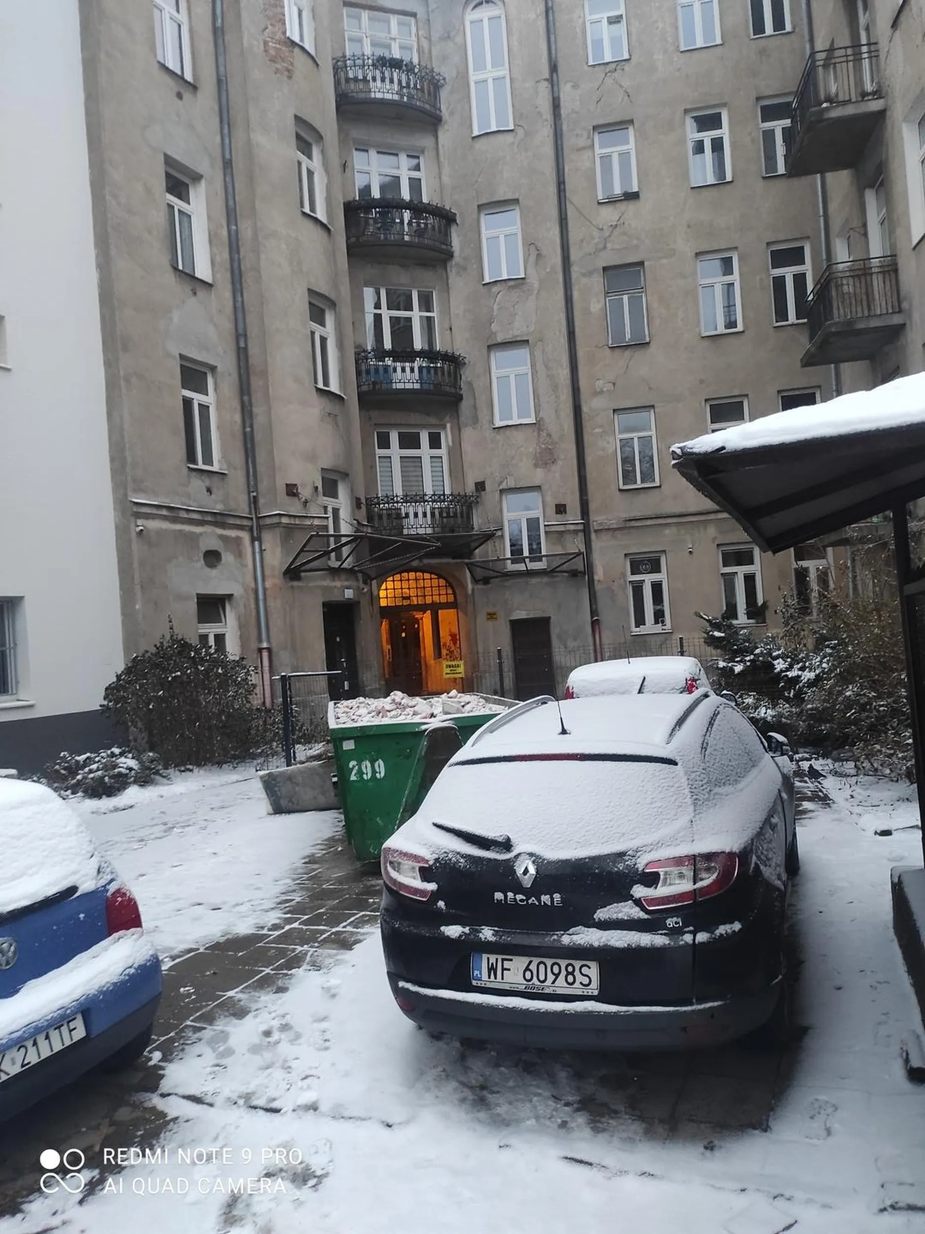 Kondon zastawia kontener i nie potrafi przestawić auta drugi dzień