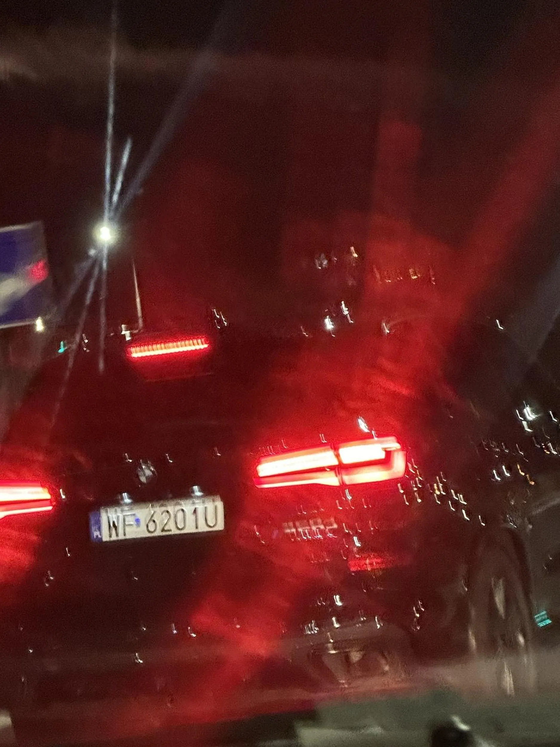 Prawo jazdy to chyba wygrane w chipsach, wyjeżdżając z parkingu podziemnego na ulicę nie ustępując pierwszeństwa wyjechała powodując prawie wypadek, dziewczyna nawet nie zatrzymała się zobaczyć czy nic się nie stało  ludziom, którzy musieli hamować prawie wjeżdżać w słup, żeby się z nią nie zderzyć. Miała szczęście, ze asystent  hamowania awaryjnego  zadziałał tak to nie byłoby co zbierać nie myśląc co by było z ludźmi z drugiego samochodu