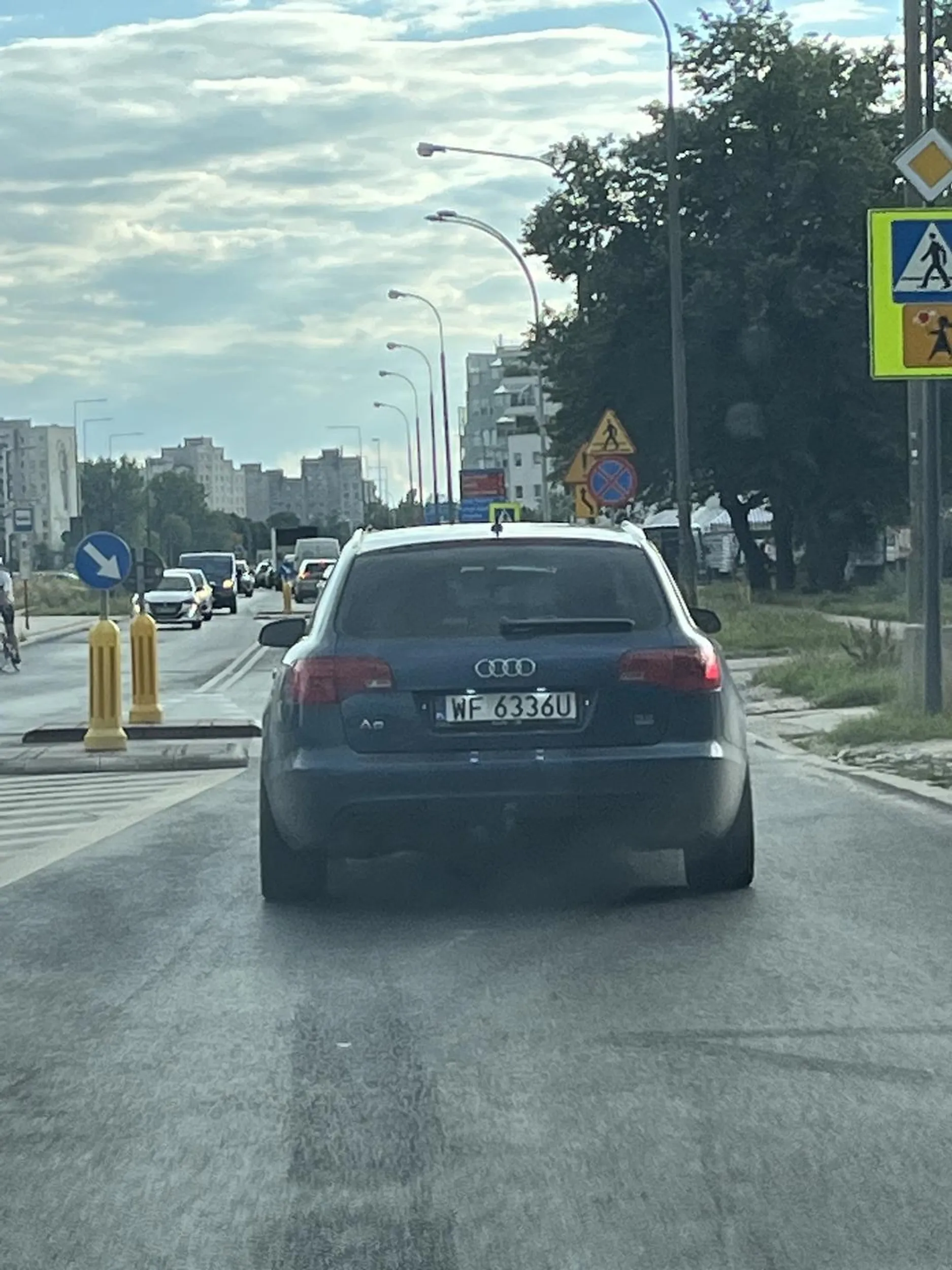 Ty imbecylu, powinienem w ciebie wjechać i się nie przejmować!!! Burak w Audi wpycha się, zajeżdża drogę i jeszcze się głupio uśmiecha i trąbi. Gdybym nie zachamowal w miejscu to by doprowadził do wypadku!! Ostrzegam, totalny buc