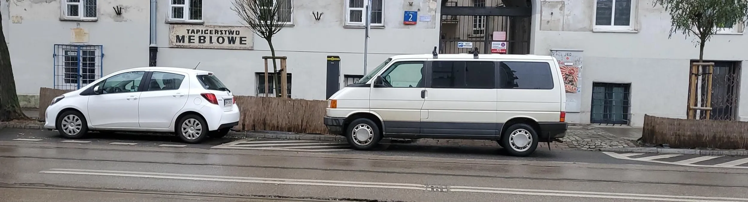 Gamoń parkuje w bramie i jeszcze publicznie kłamie, że to fejk, że to nie on.