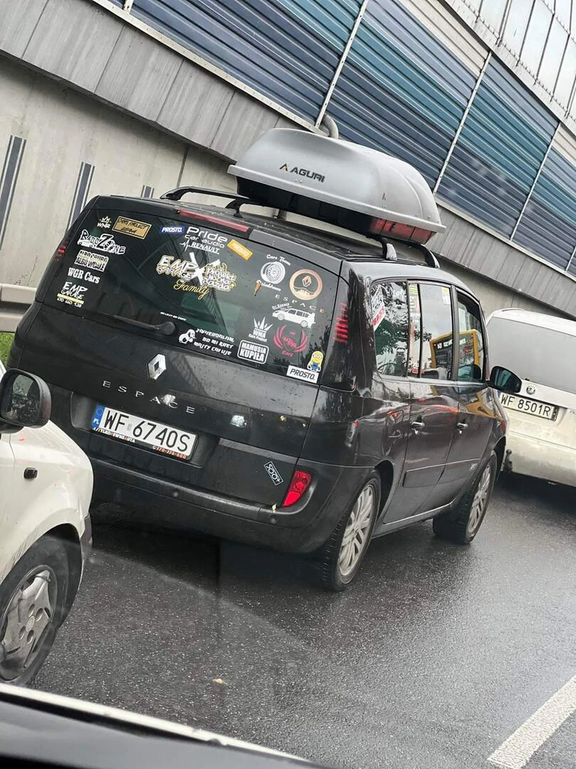 Ale gość napierdziela muzyka ? stałem obok na światłach to aż cały samochód mój się trząsł ?