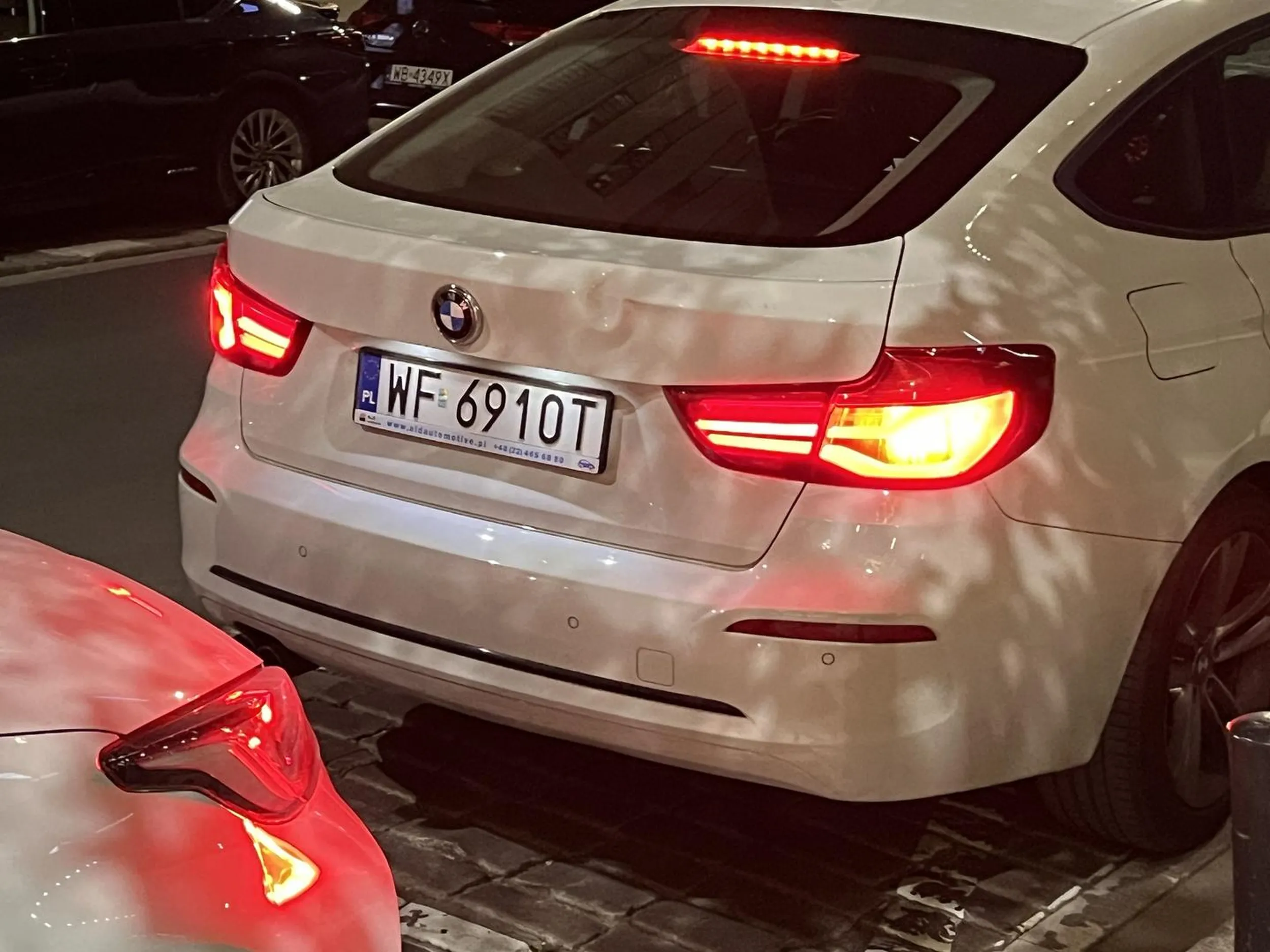 12 sierpnia o kolo 21:35 na Chmielnej w Warszawie parkując dynamicznie tyłem, uderzył w zaparkowaną Toyote Yaris WH8149A