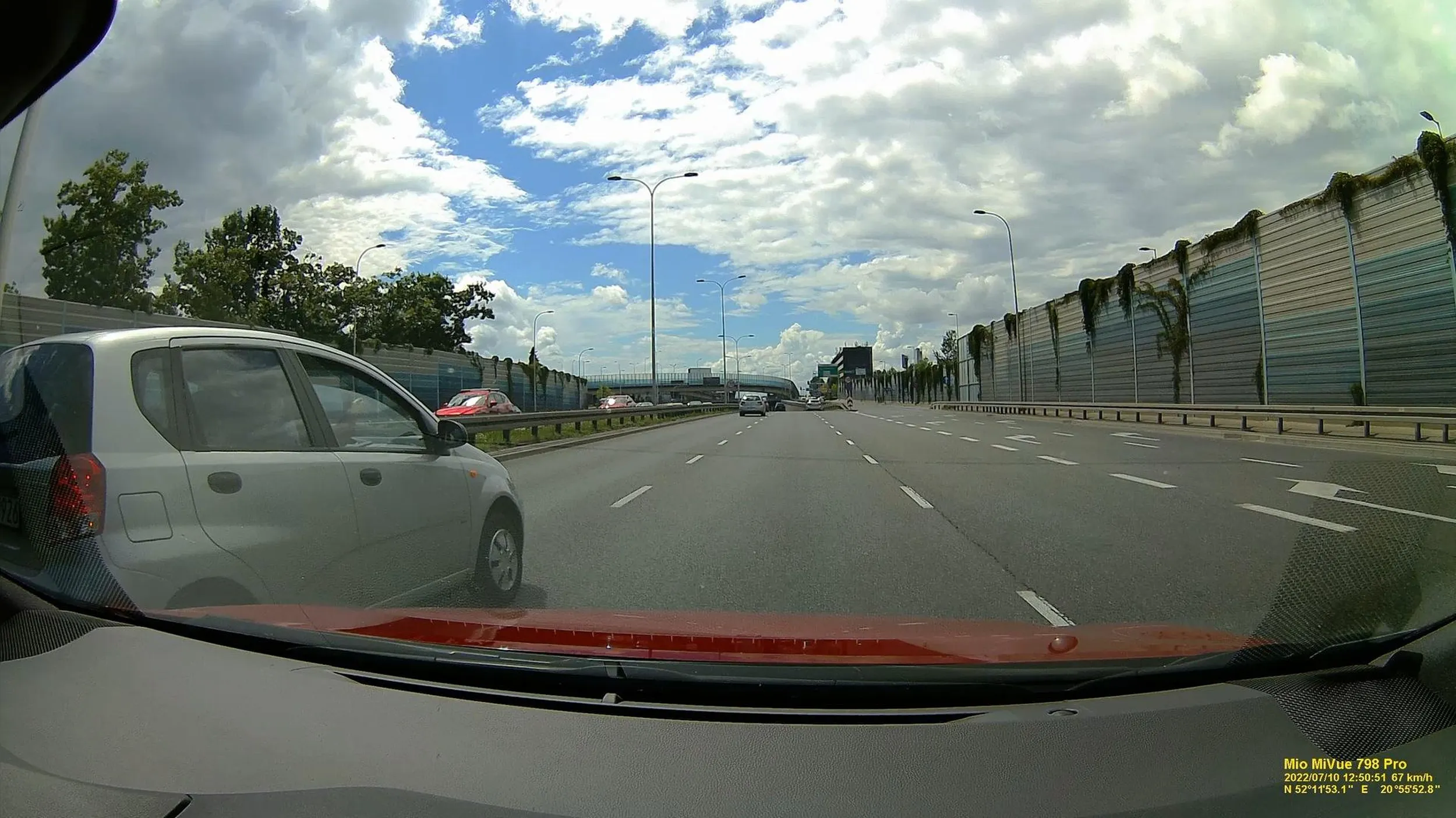 Trzypasmowa droga, wyprzedza lewym przekraczając dozwoloną prędkość, ale orientuje się że przegapia zjazd, więc zajeżdża drogę, przecina 3 pasy ruchu i linię ciągłą, żeby zjechać w ostatnim momencie