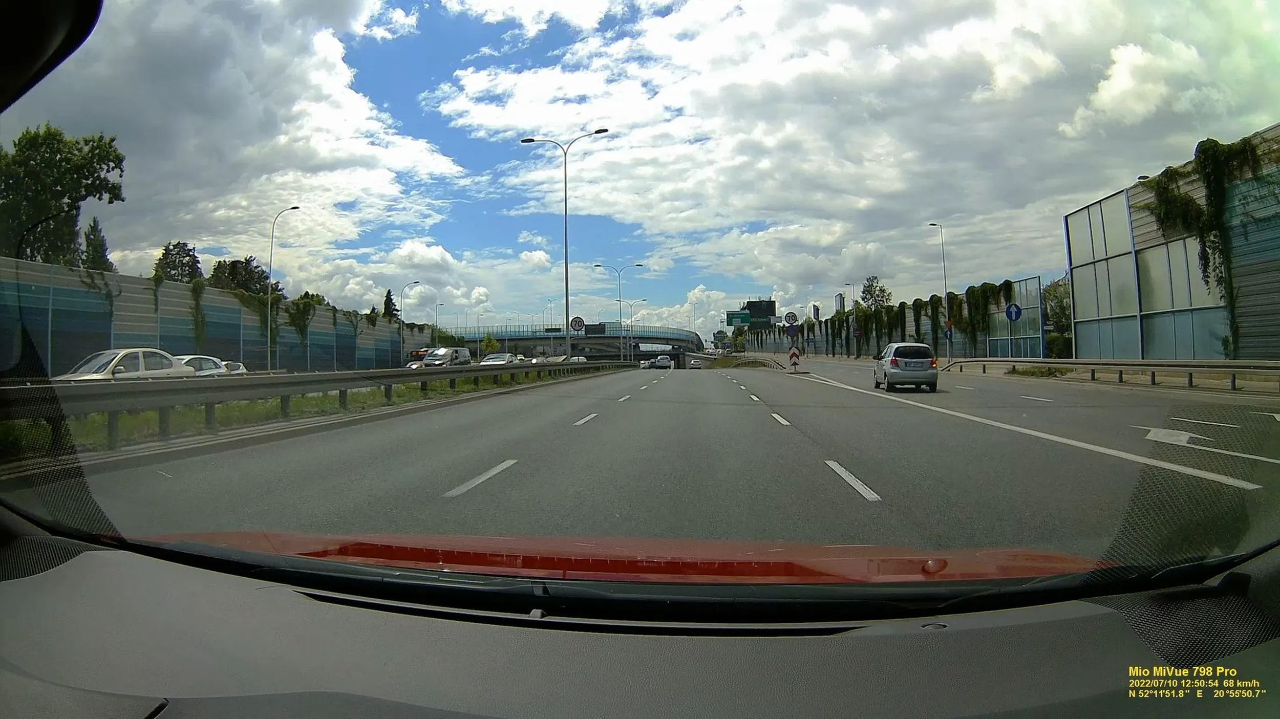 Trzypasmowa droga, wyprzedza lewym przekraczając dozwoloną prędkość, ale orientuje się że przegapia zjazd, więc zajeżdża drogę, przecina 3 pasy ruchu i linię ciągłą, żeby zjechać w ostatnim momencie