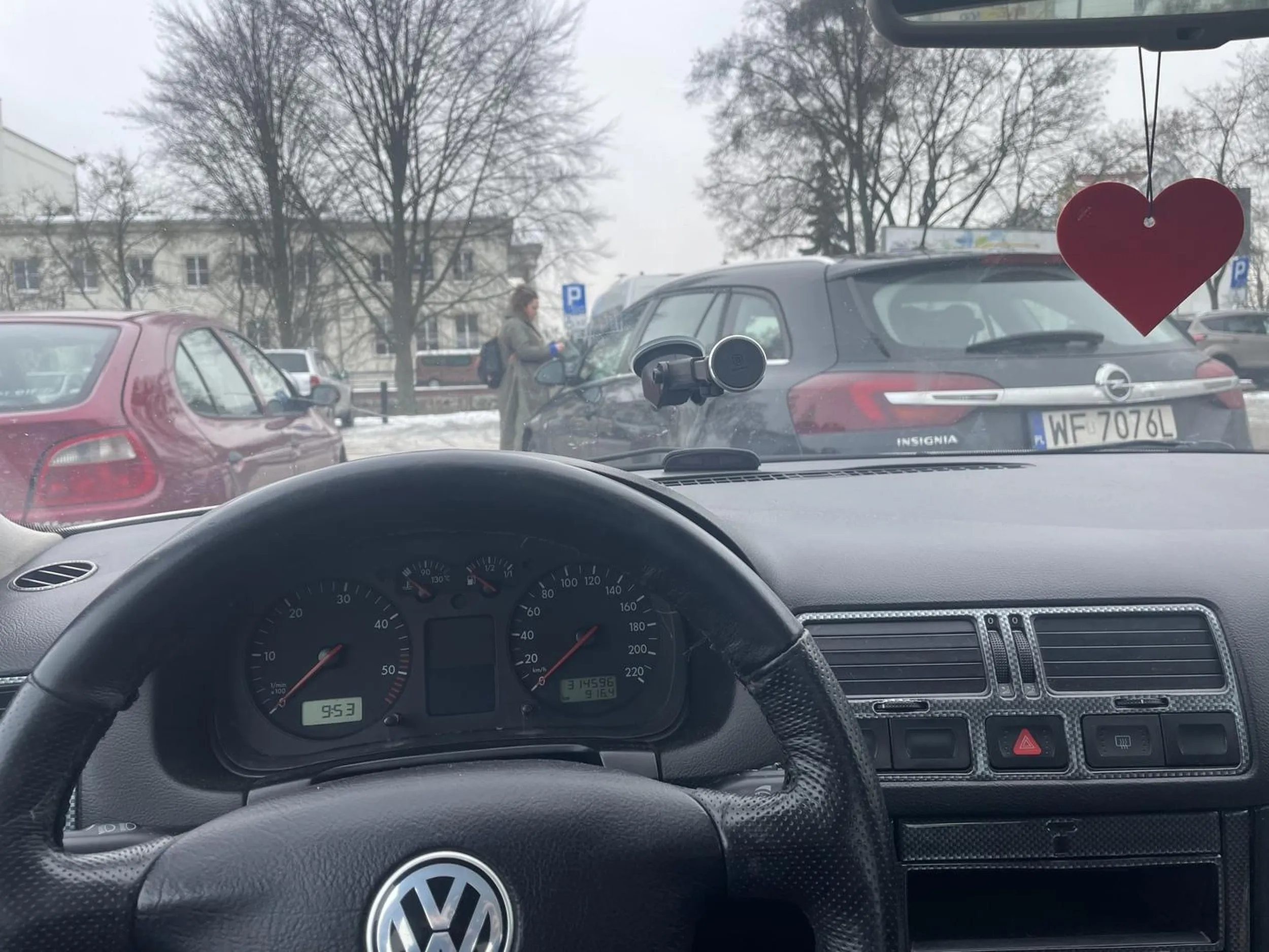 Naucz sie parkować i cofaj ostrożnie bo milimetry cie dzielą od mojego zderzaka typowa blondyna za kółkiem nawet prosto do linii nie umie parkować