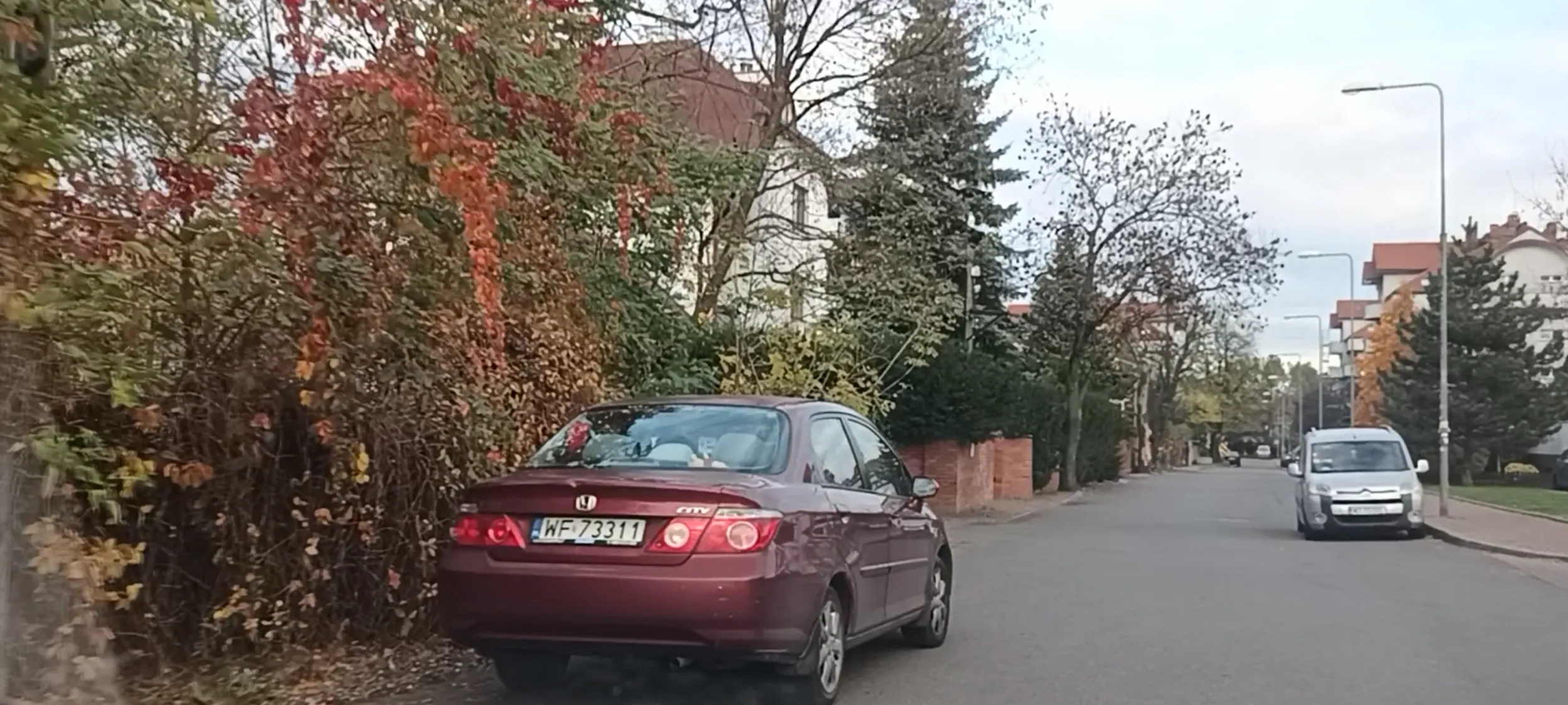 Auto zaparkowane na ulicy Hermana w Warszawie gdzie obowiązuje zakaz zatrzymywania się i postoju