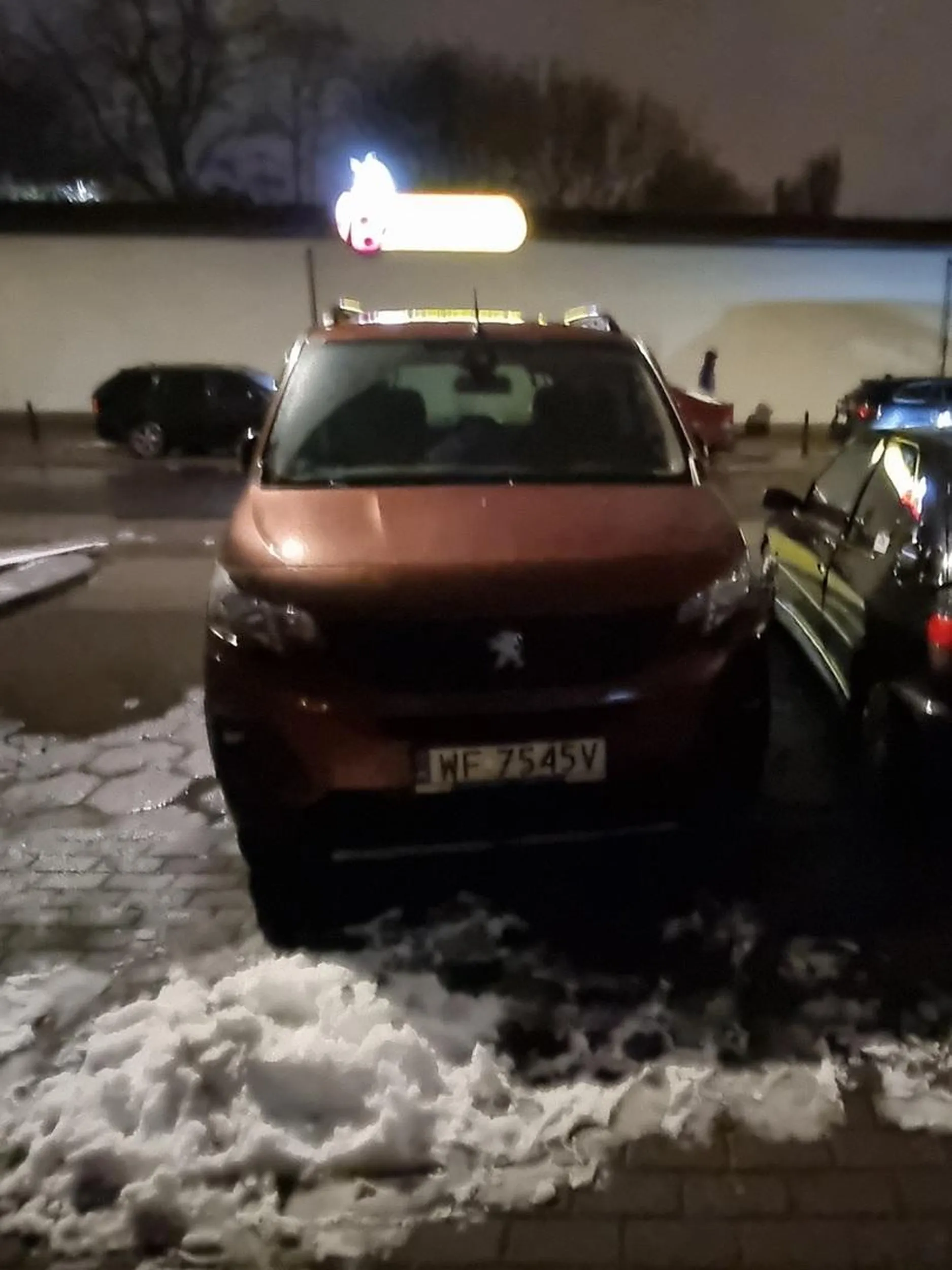 Kto cie jełopie uczył parkować jeżeli w ogóle to robił? Prawie zablokowany dostęp do drzwi i obity obok czarny peugeot Czarny peugeot stał prosto w linii.