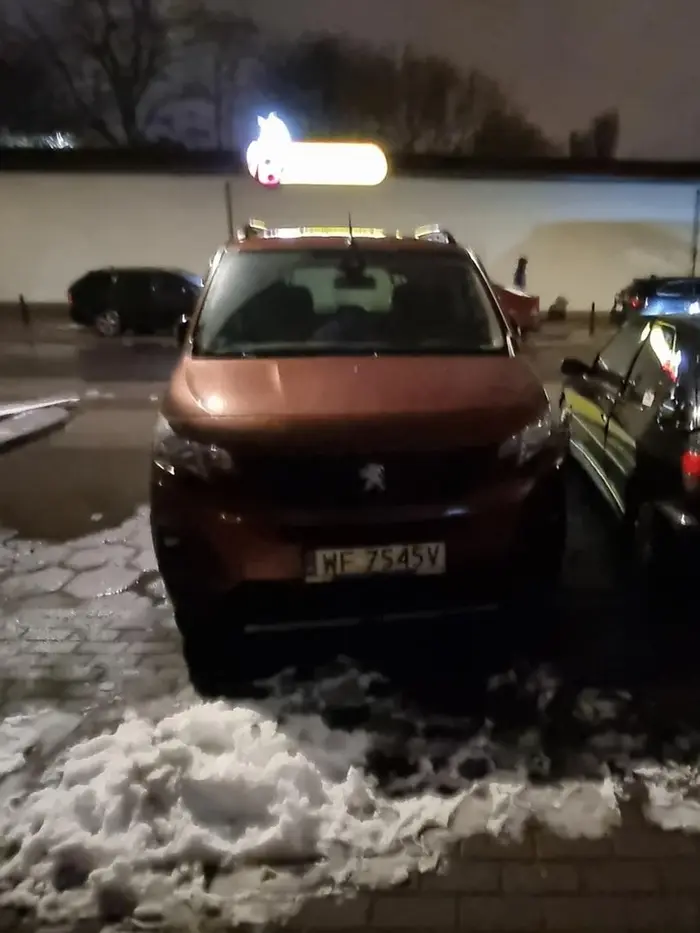 Kto cie jełopie uczył parkować jeżeli w ogóle to robił? Prawie zablokowany dostęp do drzwi i obity obok czarny peugeot Czarny peugeot stał prosto w linii.