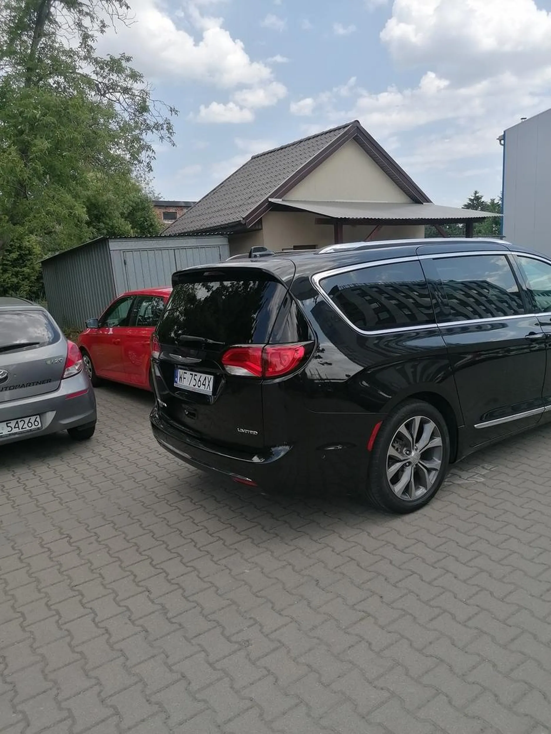 Burak zastawił 3 samochody klientów firmy w której pracuje. Ręce opadają