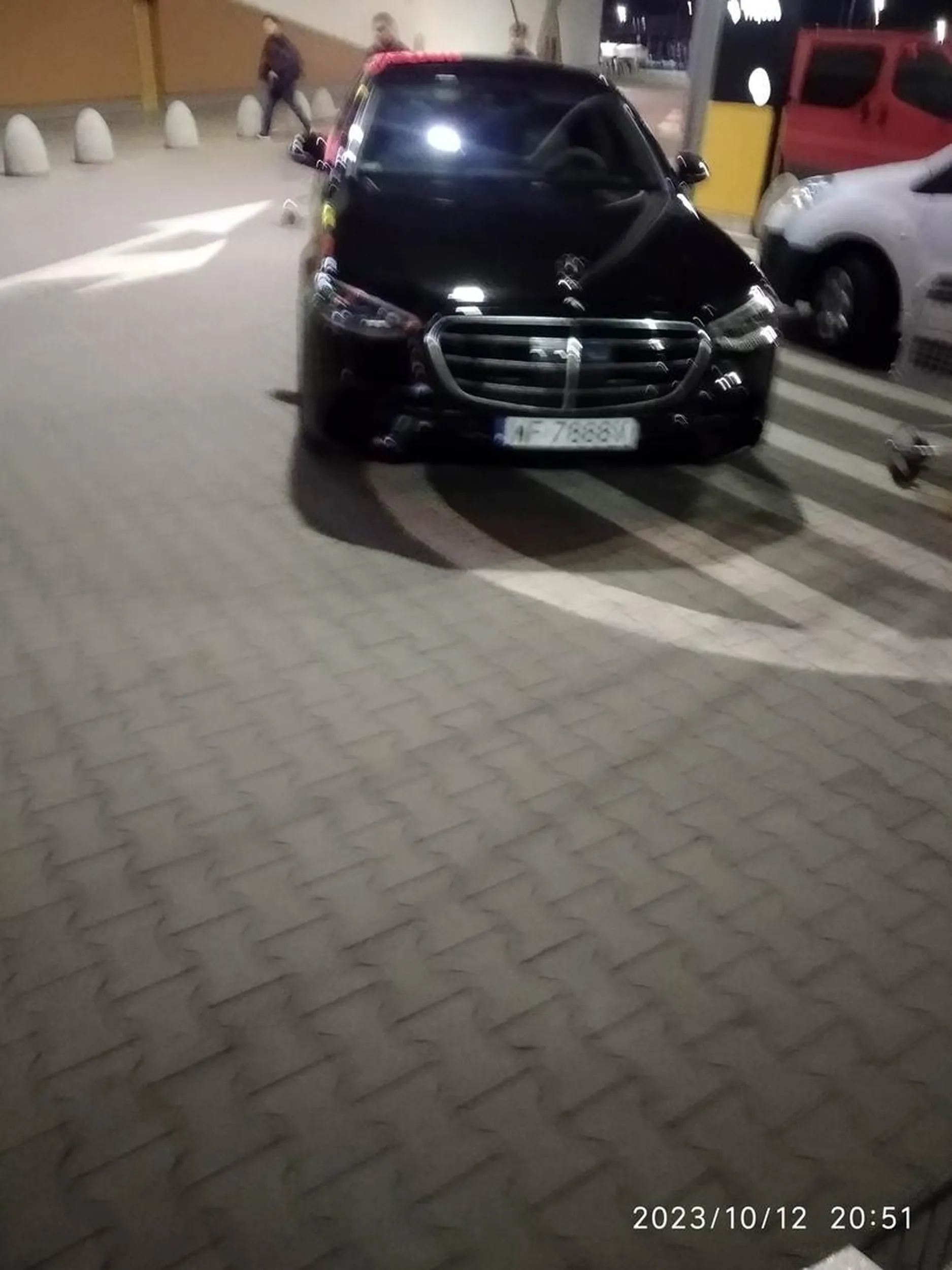 Prawie gówniak do Auchana dzis 12.X.2023  wjechał. Zaparkował pod samymi drzwiami. A parking pusty jak jego dynia.