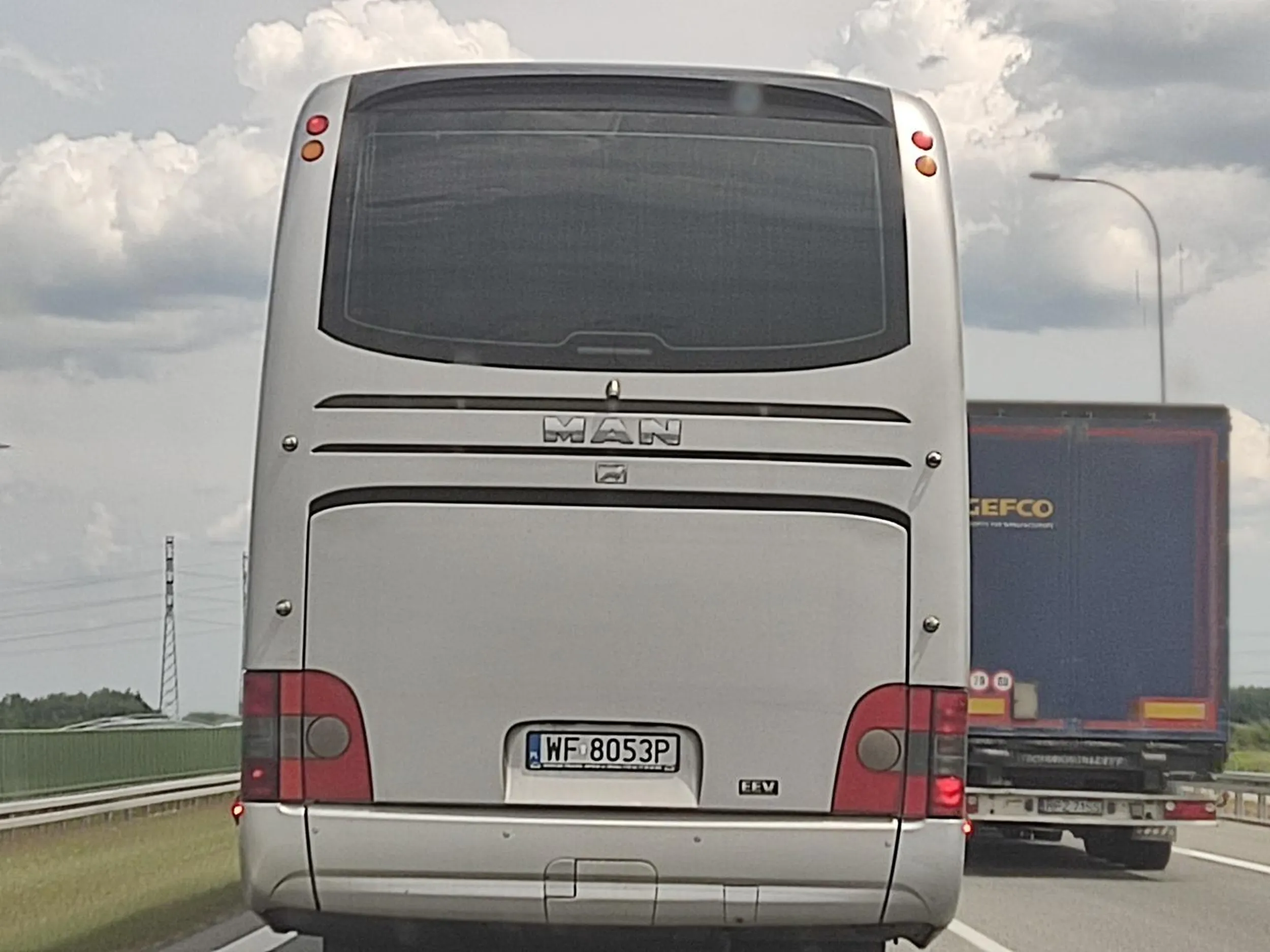 W zeszłym tygodniu na A4 młody kierowca wjechał na lewy pas, na którym się znajdowaliśmy. Swój doskonały manewr wykonał z dużo mniejsza prędkością niż nasza i o mały włos nie doprowadził do poważnego wypadku. Zjeżdżał nie tyle przed nas, co prosto na nas. Szczęśliwie w ostatnim momencie zdążyliśmy wyhamować. Mam wrażenie, że nie miał świadomości co zrobił, bo mijając go zobaczyliśmy, że świetnie się bawił w towarzystwie pasażerki.