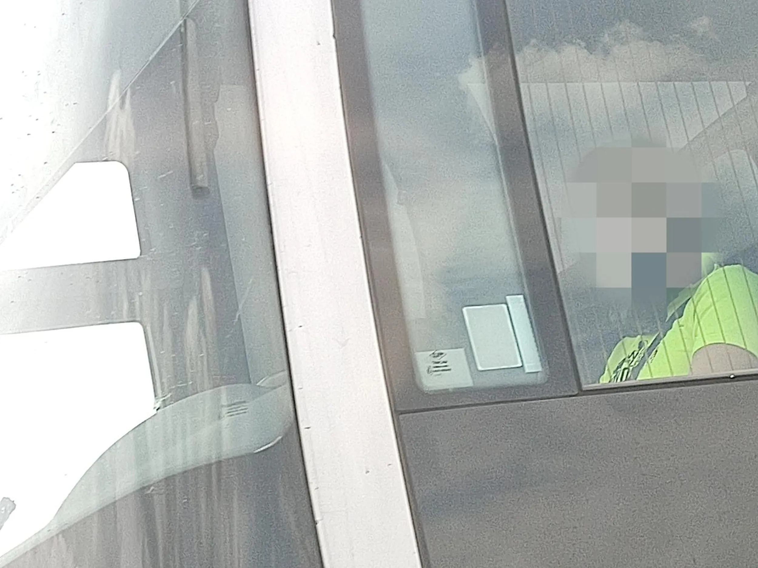 W zeszłym tygodniu na A4 młody kierowca wjechał na lewy pas, na którym się znajdowaliśmy. Swój doskonały manewr wykonał z dużo mniejsza prędkością niż nasza i o mały włos nie doprowadził do poważnego wypadku. Zjeżdżał nie tyle przed nas, co prosto na nas. Szczęśliwie w ostatnim momencie zdążyliśmy wyhamować. Mam wrażenie, że nie miał świadomości co zrobił, bo mijając go zobaczyliśmy, że świetnie się bawił w towarzystwie pasażerki.