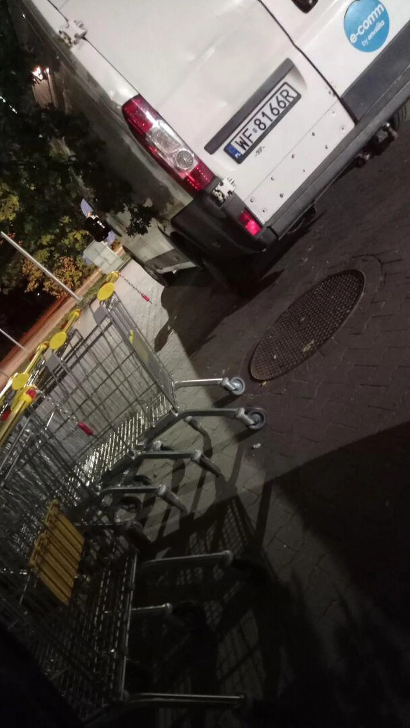 Baranowi było ciężko pojechać 4m dalej na pustym parkingu i zastawił wyjazd z parkingu przez co ludzie zmuszeni byli do cofania i przejeżdżania przez miejsca parkingowe