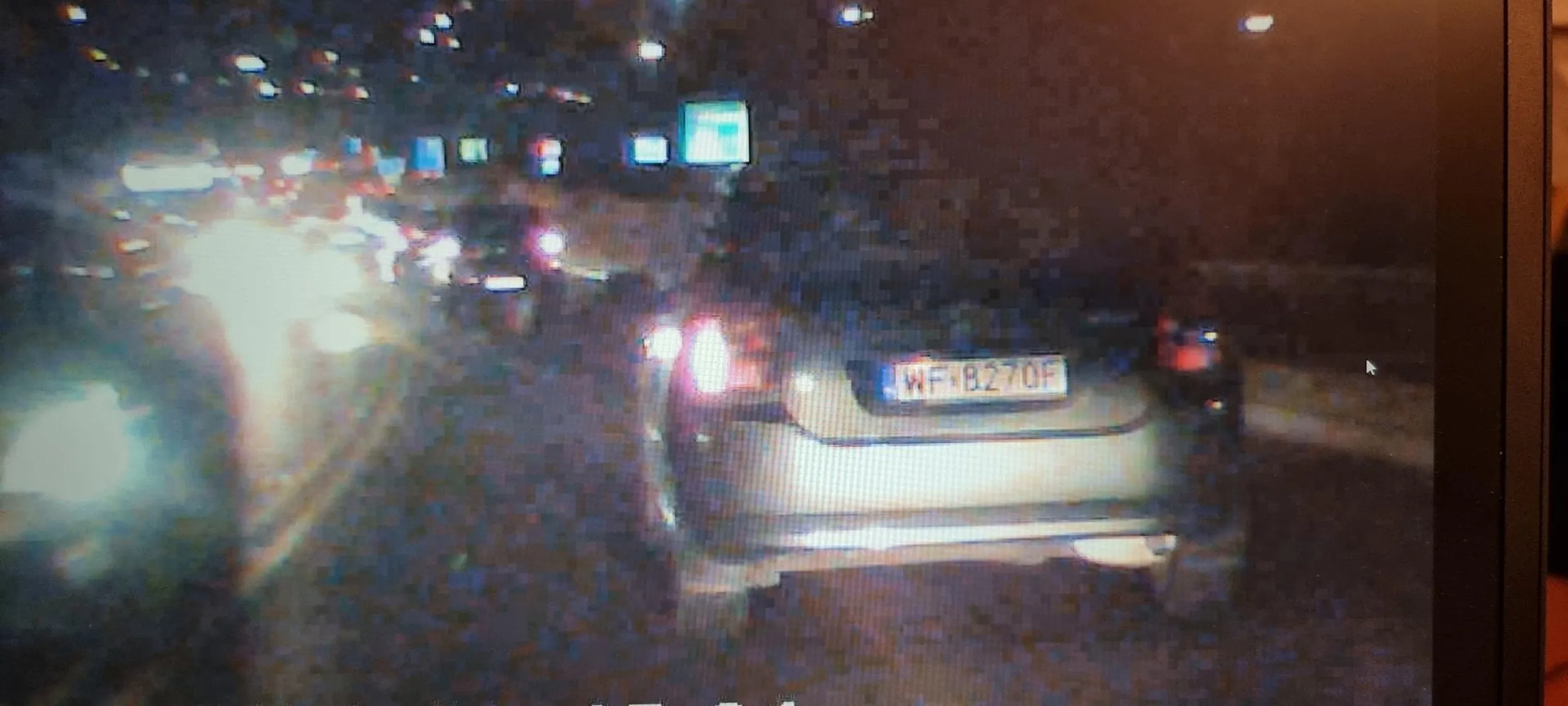 Kobieta jedzie dwoma pasami Wgląda jakby była pod wpływem Uważajcie na nia