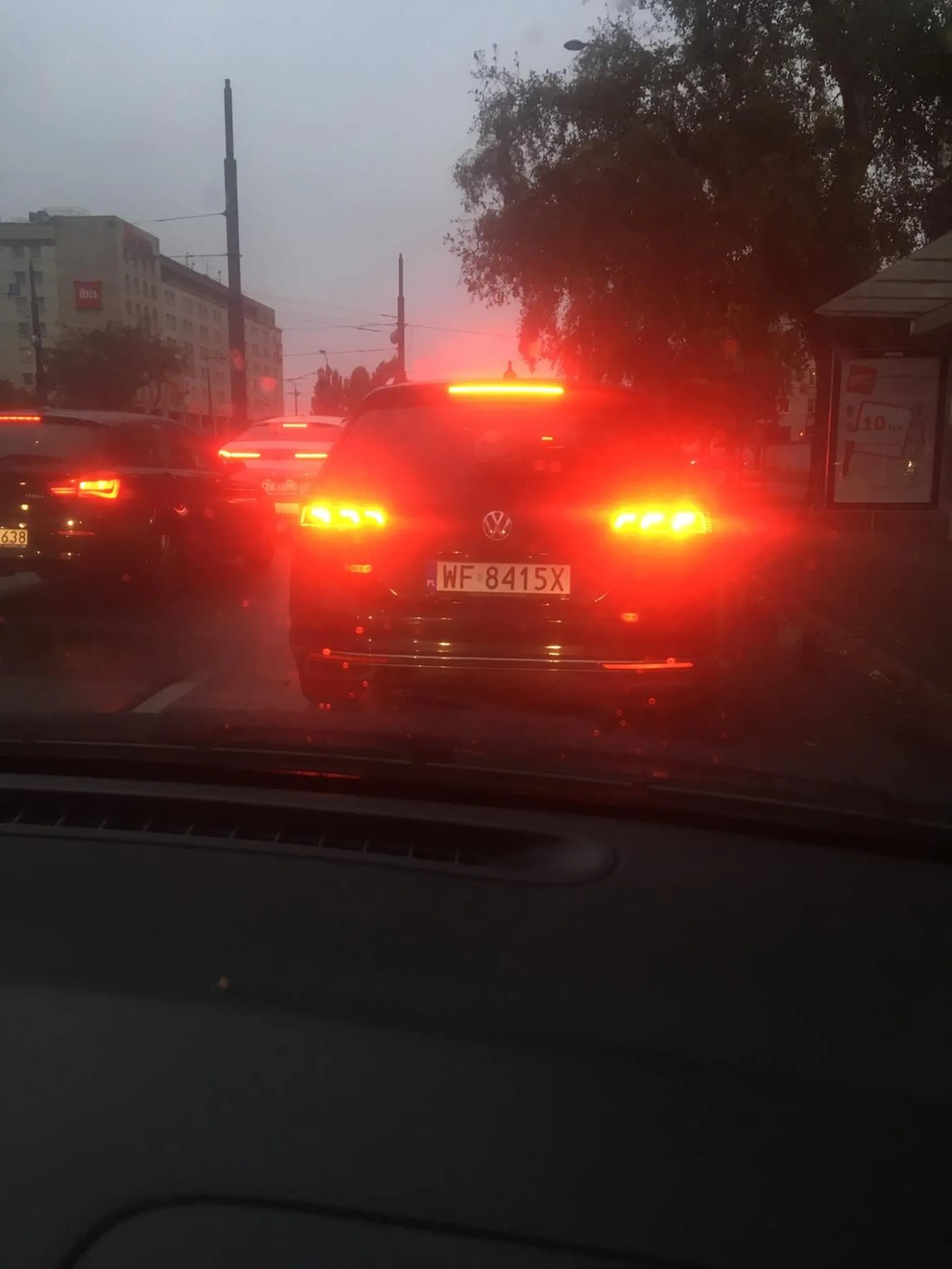 prawo jazdy znalezione w chipsach? zawracanie na zakazie z prawego pasa, blokowanie skrzyżowania, stanie na przejściu dla pieszych, a to wszystko w ciagu 2 minut, az strach pomyśleć jak pan brodacz jezdzi na co dzien…