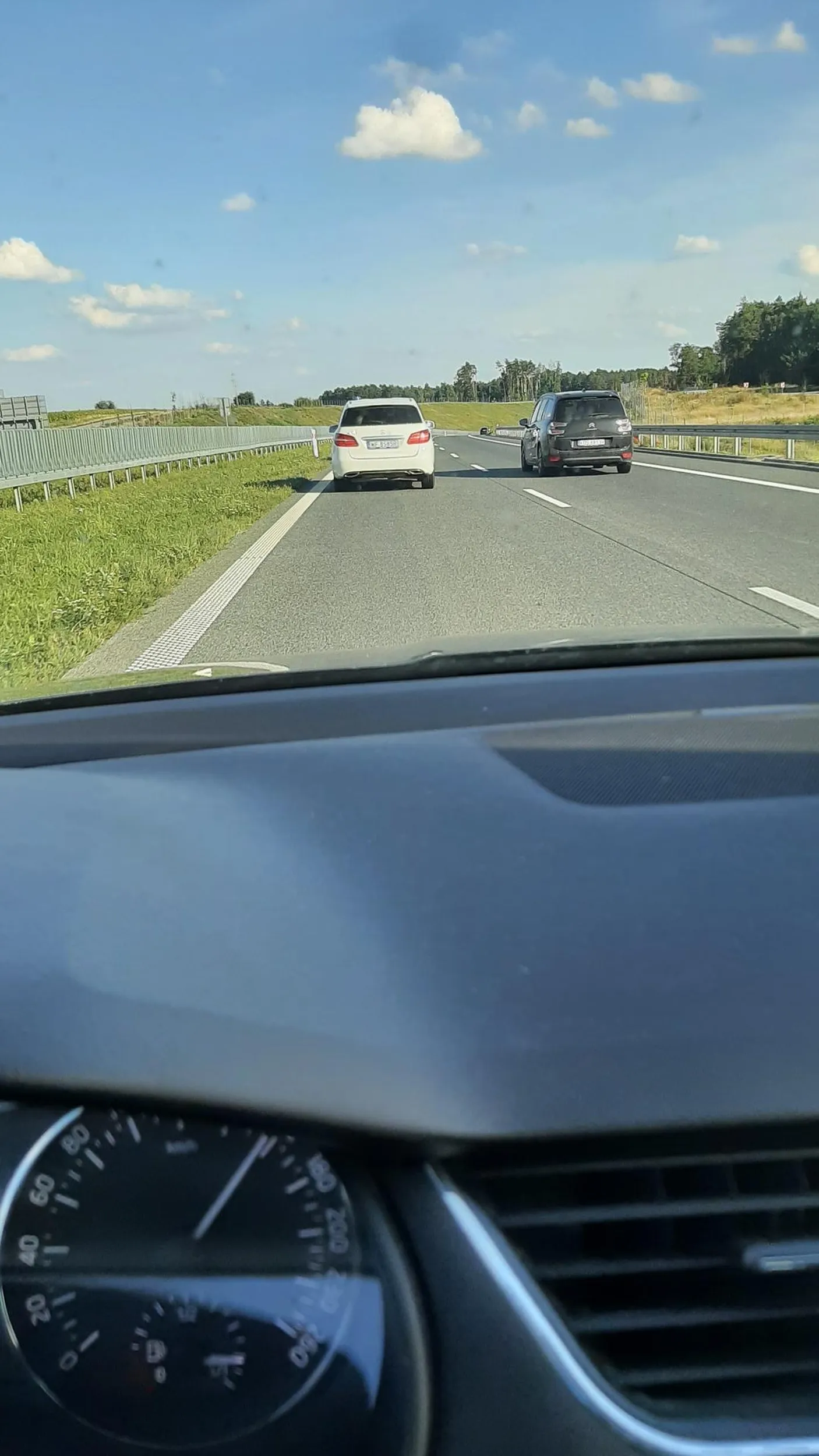 Auto z niebieskimi lampami jedzie bez ich użycia pod 200kmh i siedzi na zderzaku