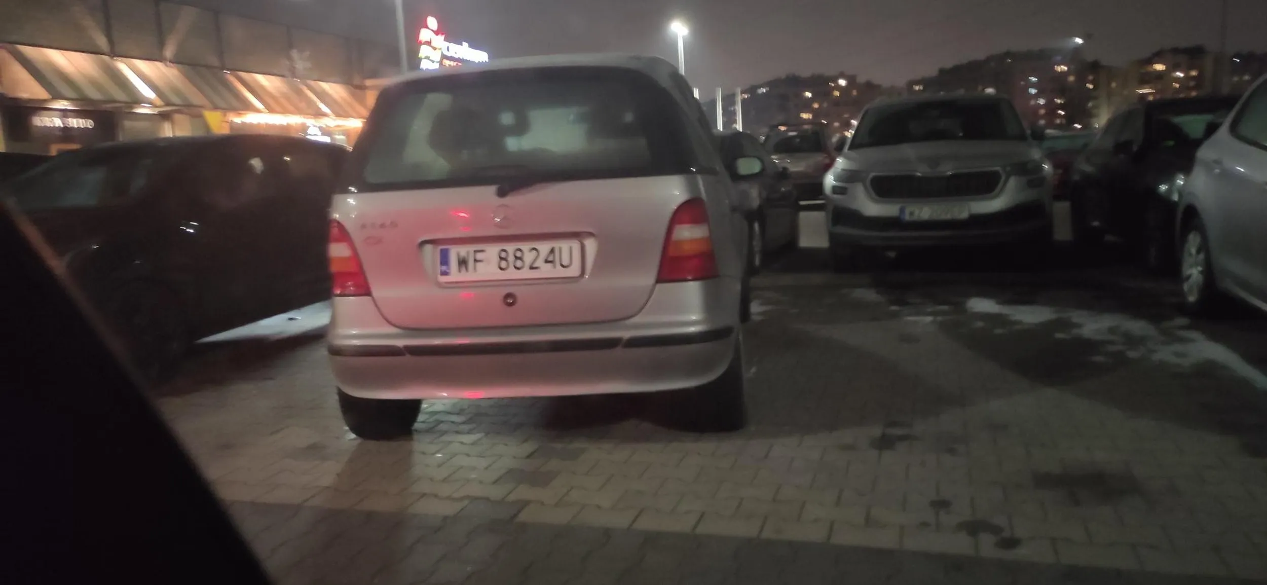 Nie dość że parking pod centrum handlowym zawalony samochodami mieszkańców pobliskiego osiedla to jeszcze mistrz tak parkuje. Jak znam życie to totalnie celowe aby zajać miejsce dla męża/ żony/ teścia /szwagra/ sąsiada ( niepotrzebne skreślić)