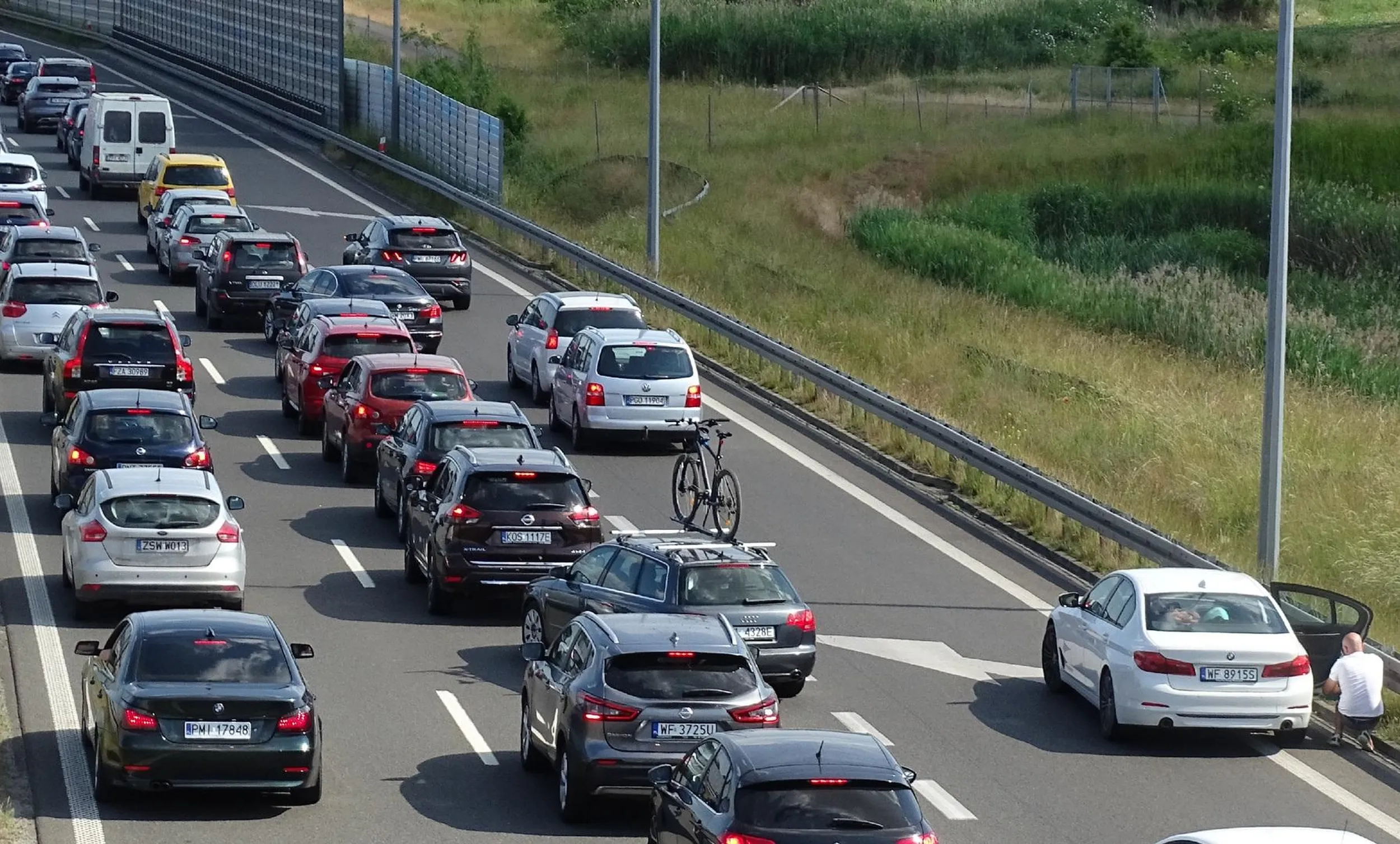 Tatuś bez mózgu. Zatrzymać się na autostradzie aby dzieciak zrobił siku. Na zjeździe ze stacji benzynowej, która jest 300 m wcześniej.