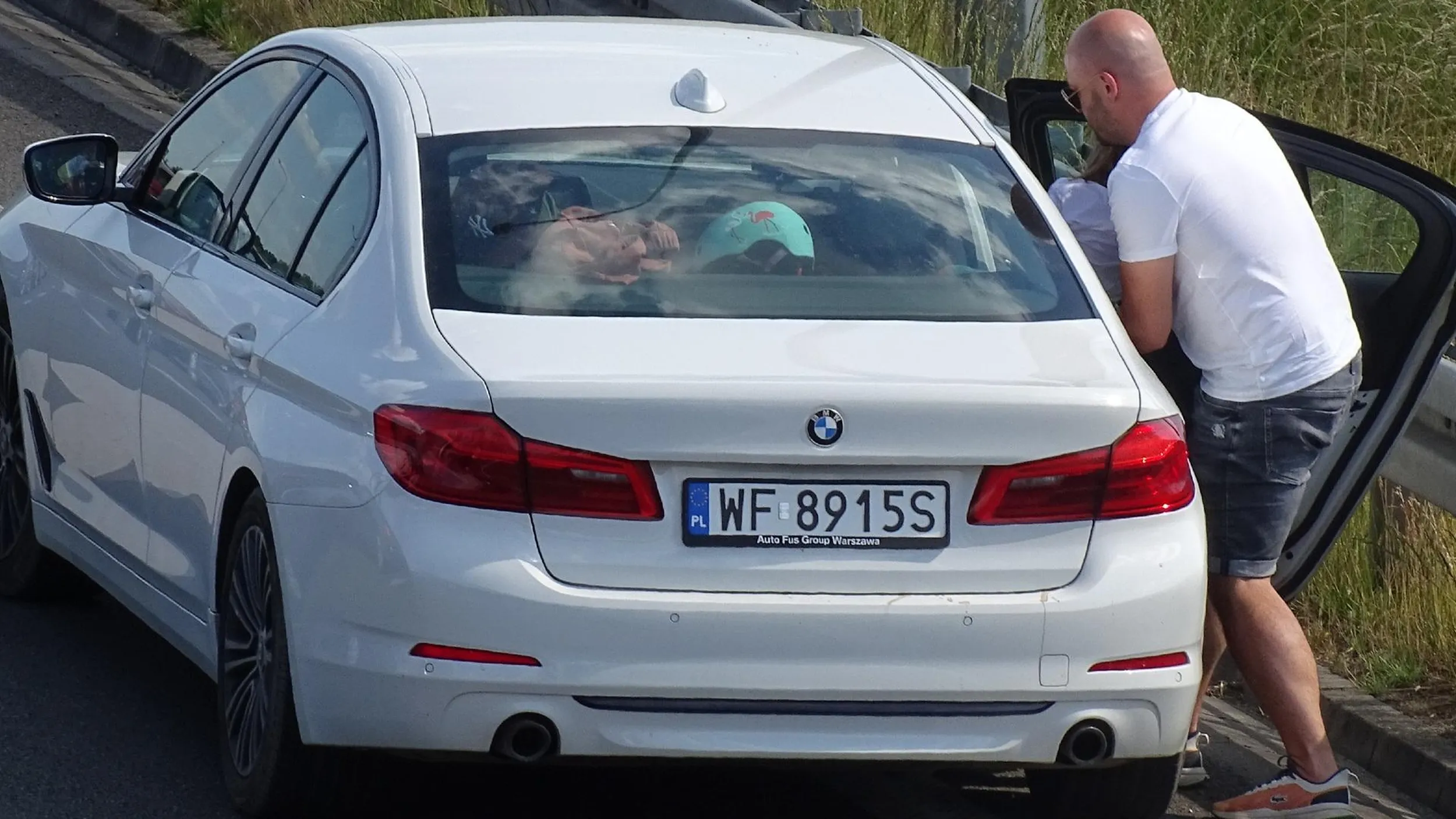 Tatuś bez mózgu. Zatrzymać się na autostradzie aby dzieciak zrobił siku. Na zjeździe ze stacji benzynowej, która jest 300 m wcześniej.