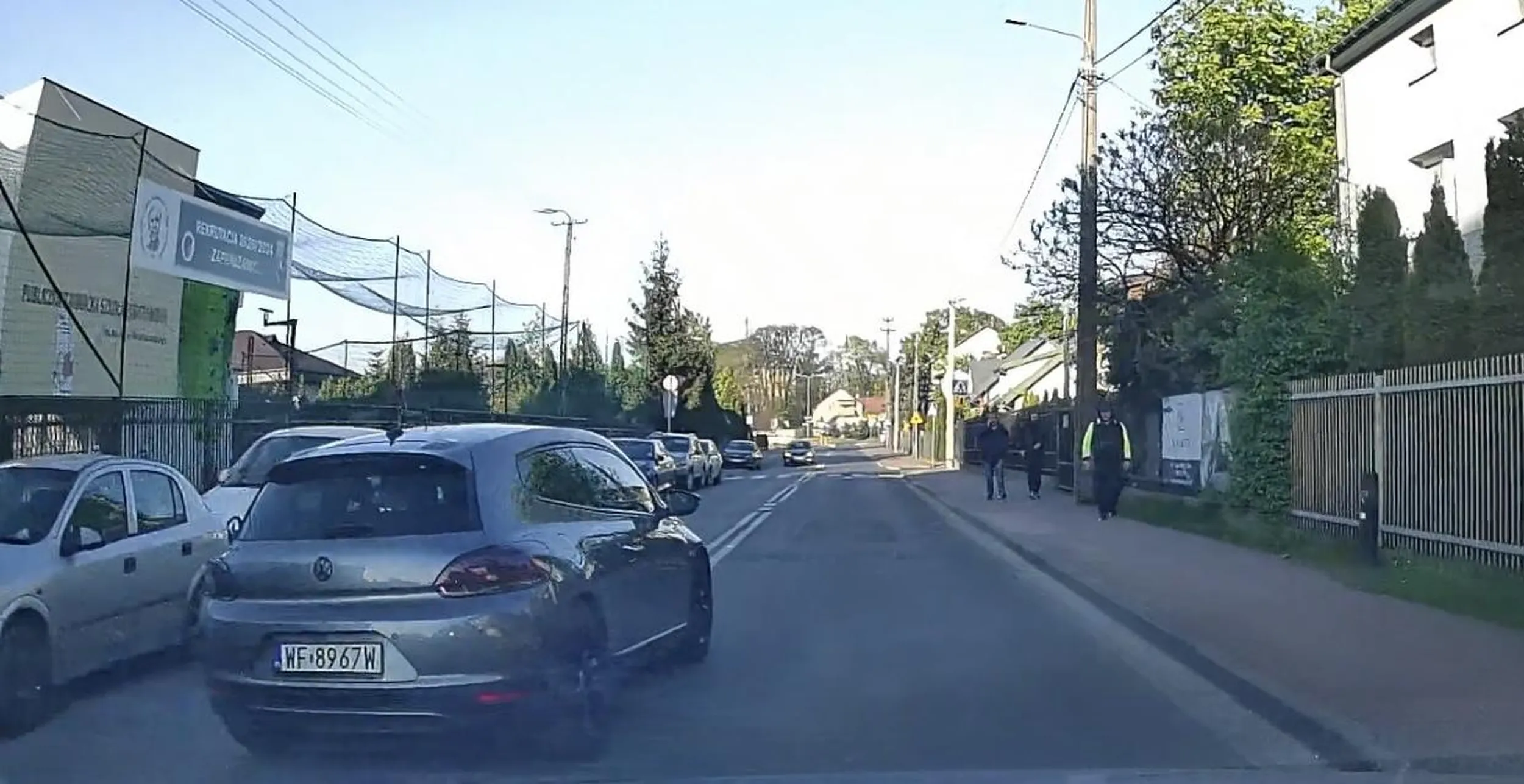 Niebezpieczna jazda! Wyprzedzanie na podwójnej ciągłej. Przejazd przez skrzyżowanie z pasu do skrętu w lewo prosto  na czerwonym świetle