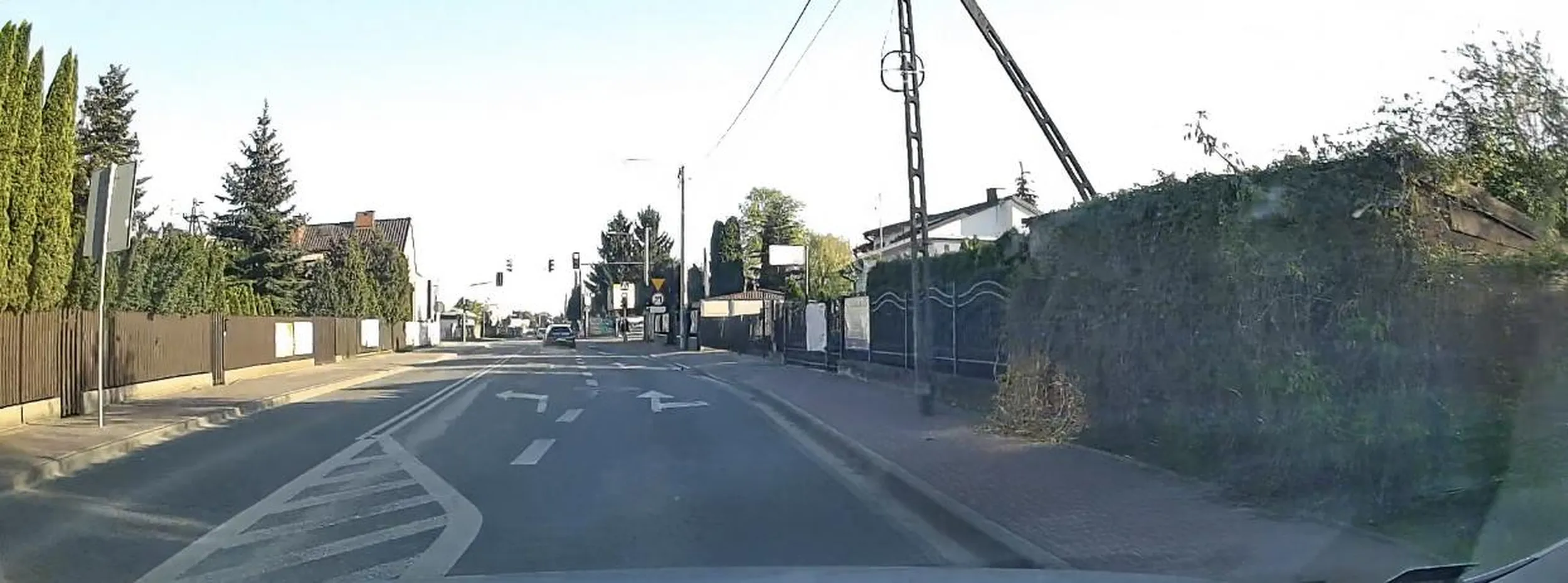 Niebezpieczna jazda! Wyprzedzanie na podwójnej ciągłej. Przejazd przez skrzyżowanie z pasu do skrętu w lewo prosto  na czerwonym świetle