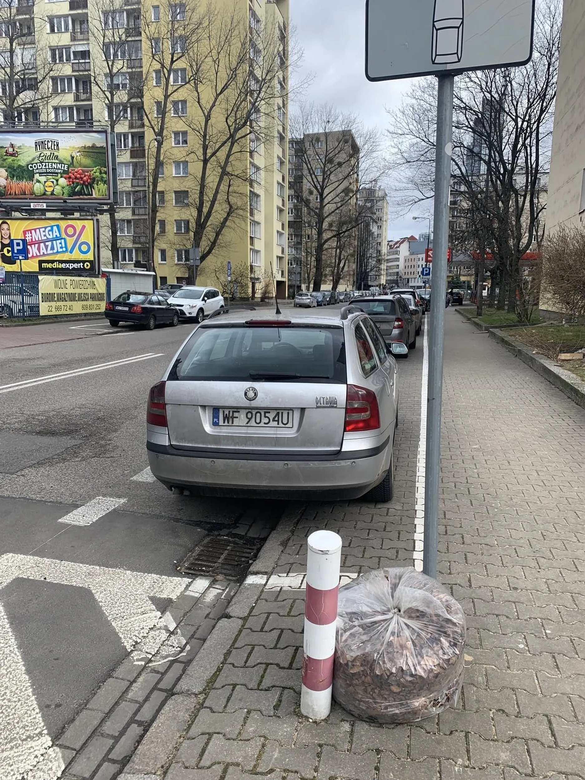 Kierowca wypuścił z samochodu na drodze przy parkingu (prawdopodobnie) swoją żonę, dziecko oraz teściową (?), w każdym razie osobę starszą, która podpierała się kulą. Przechodząc obok mojego, poprawnie zaparkowanego, pojazdu, starsza pani uderzyła i przerysowała mój samochód (a konkretniej mojej dziewczyny, która z resztą też nie chciała robić z tego problemu). Akurat siedziałem w środku, dlatego od razu wyszedłem i naprawdę grzecznie poinformowałem, o tym, że Państwo uszkodzili zderzak i szczerze nawet nie chciałem robić z tego żadnego problemu. Podkreśliłem nawet, że rozumiem to, że starsza osoba i poprosiłem, żeby po prostu bardziej uważali. Ku mojemu zaskoczeniu młodsza z pań, zamiast przeprosić wyskoczyła na mnie z "mordą" (nie sposób użyć innego słowa, bo takie chamstwo jest rzadko spotykane w przypadku "sprawcy"). Powiedziałem wtedy, że jeśli w ten sposób pani podchodzi do tematu to dzwonię na policję i postaram się odzyskać pieniądze za uszkodzony zderzak. "Paniusia" wielce obu
