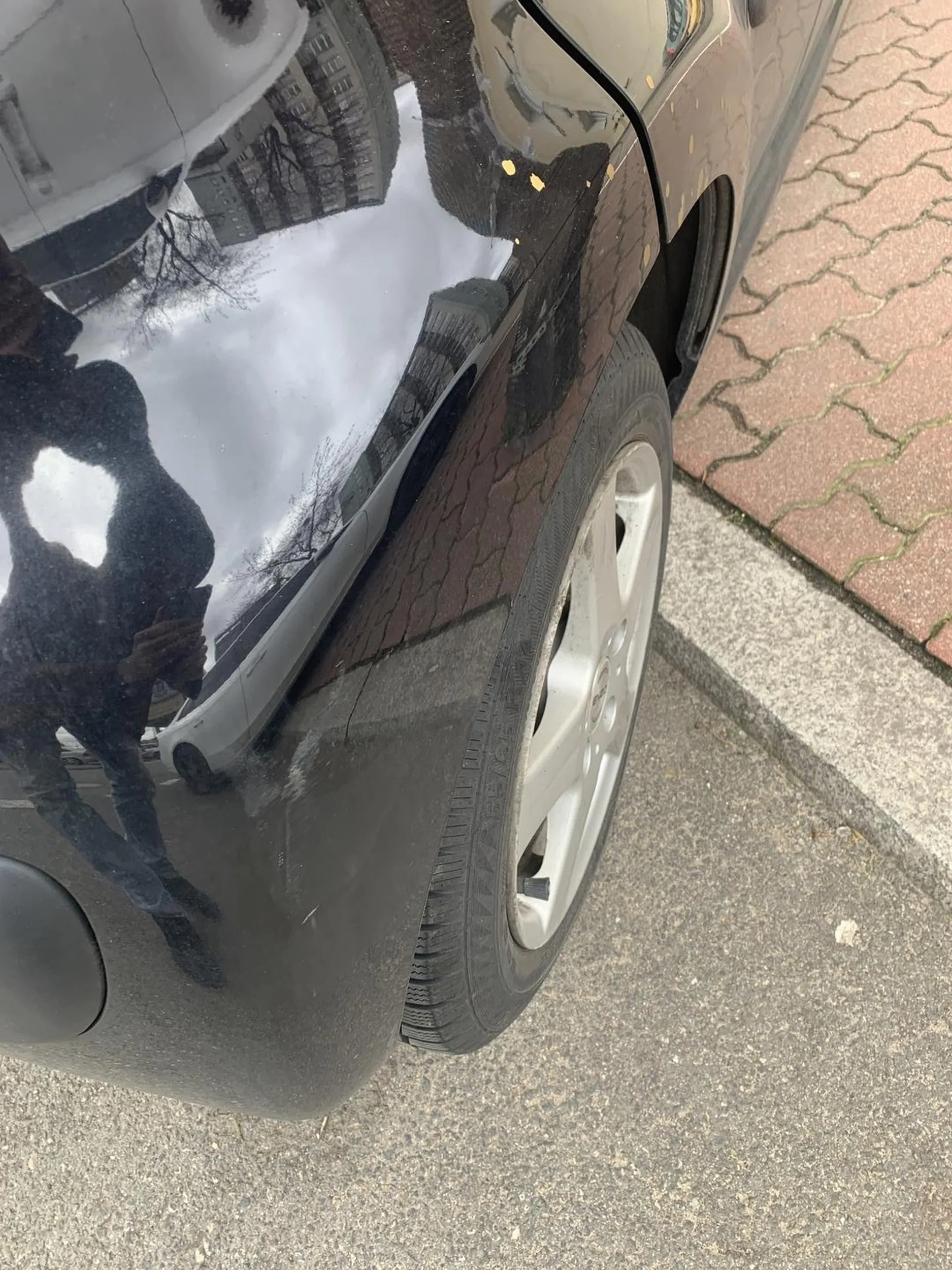 Kierowca wypuścił z samochodu na drodze przy parkingu (prawdopodobnie) swoją żonę, dziecko oraz teściową (?), w każdym razie osobę starszą, która podpierała się kulą. Przechodząc obok mojego, poprawnie zaparkowanego, pojazdu, starsza pani uderzyła i przerysowała mój samochód (a konkretniej mojej dziewczyny, która z resztą też nie chciała robić z tego problemu). Akurat siedziałem w środku, dlatego od razu wyszedłem i naprawdę grzecznie poinformowałem, o tym, że Państwo uszkodzili zderzak i szczerze nawet nie chciałem robić z tego żadnego problemu. Podkreśliłem nawet, że rozumiem to, że starsza osoba i poprosiłem, żeby po prostu bardziej uważali. Ku mojemu zaskoczeniu młodsza z pań, zamiast przeprosić wyskoczyła na mnie z "mordą" (nie sposób użyć innego słowa, bo takie chamstwo jest rzadko spotykane w przypadku "sprawcy"). Powiedziałem wtedy, że jeśli w ten sposób pani podchodzi do tematu to dzwonię na policję i postaram się odzyskać pieniądze za uszkodzony zderzak. "Paniusia" wielce obu