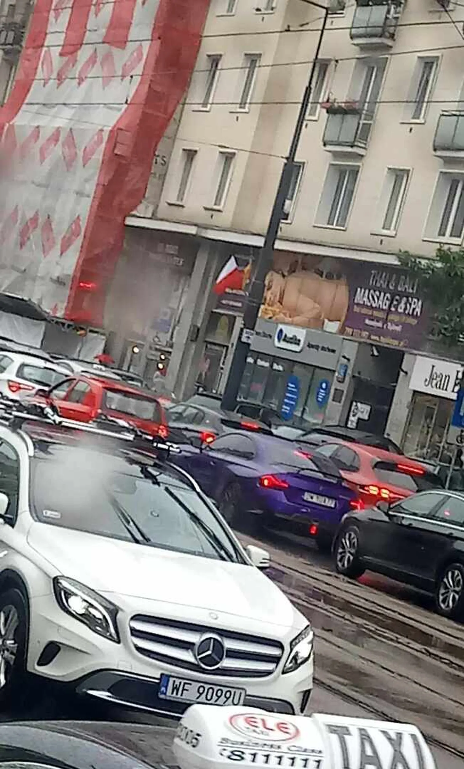 Pięknie się prezentuje za autobusem