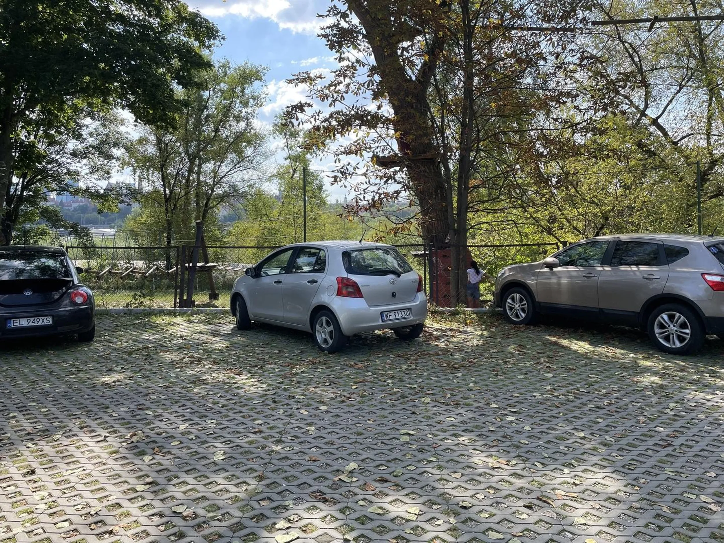 Brak możliwości zaparkowania samochodu obok. Mała toyota a parkuj się pośrodku na dwóch miejscach