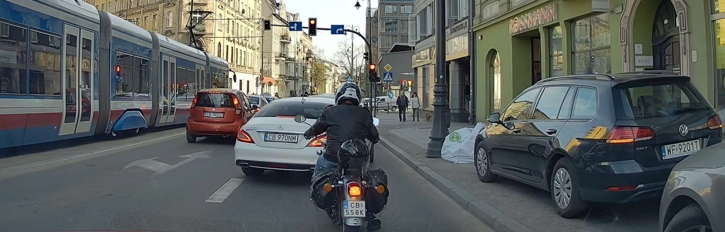 po chodniczku sobie jeździ/stoi za zakazem, a co tam