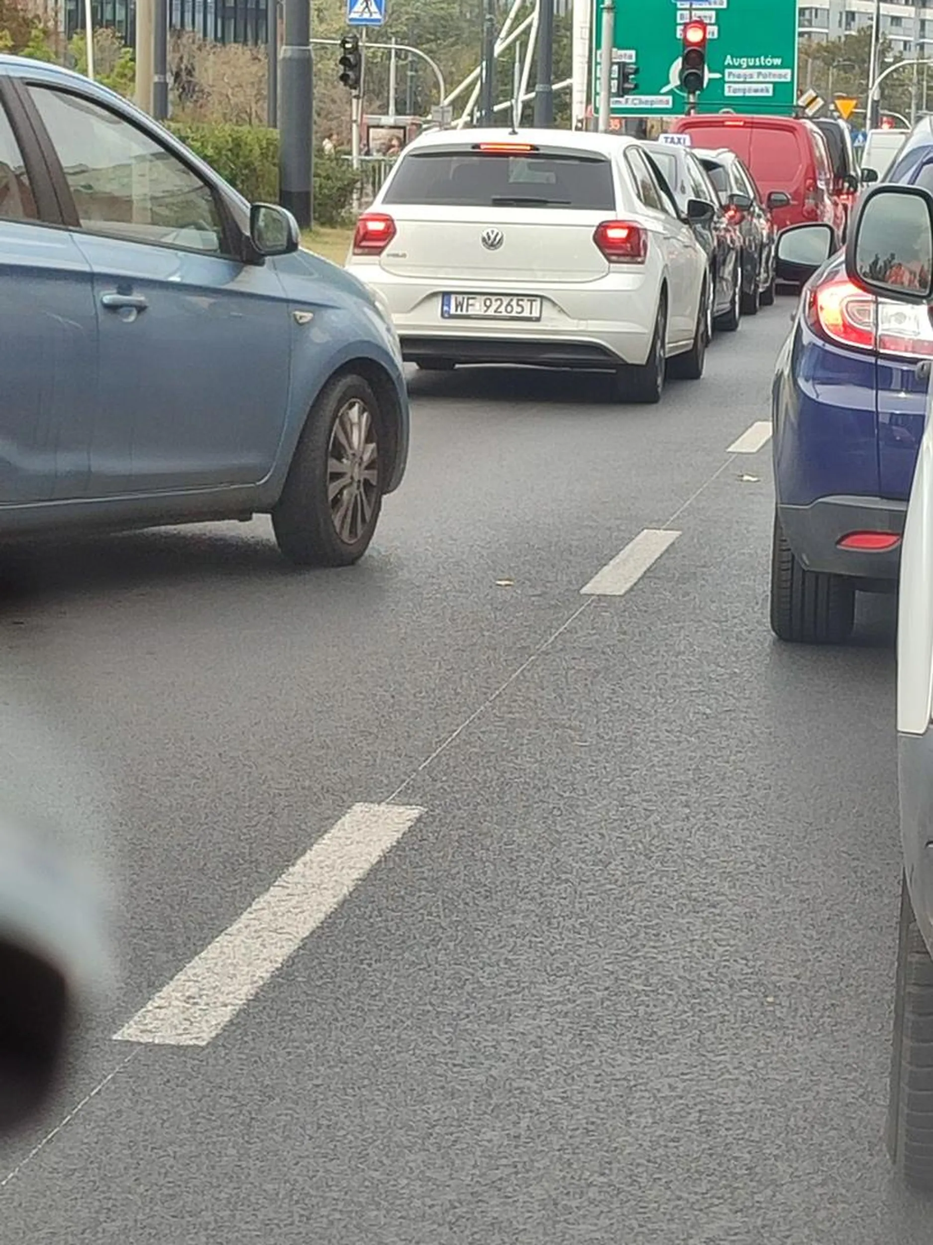 Wymuszenie przy wyjeździe z miejsca parkingowego i pokaz fakulca