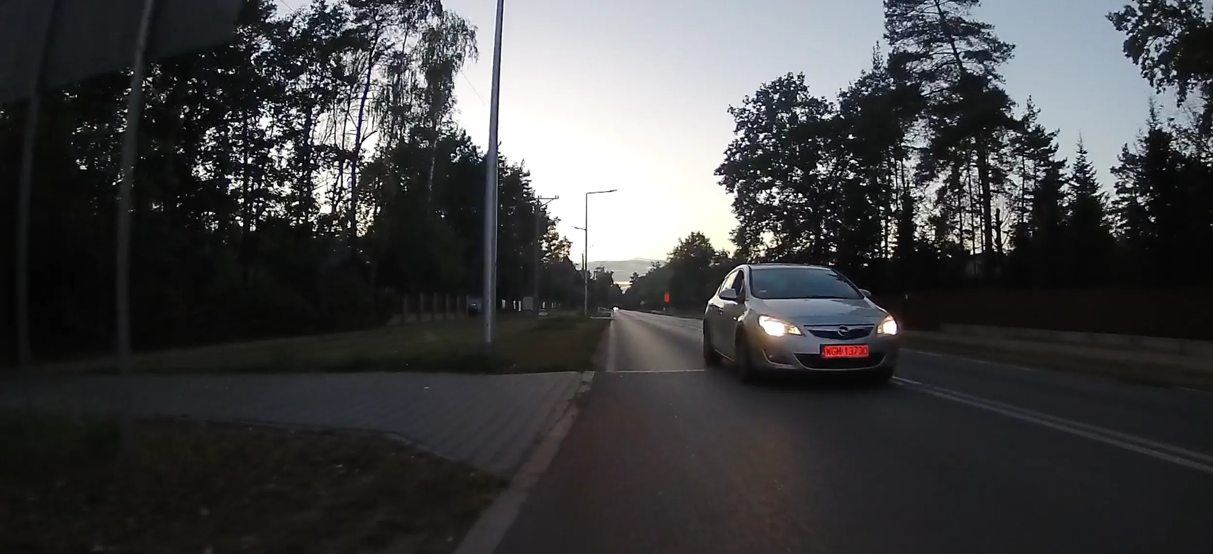 Ten pseudokierowca nie zna przepisów ruchu drogowego, wyzywa rowerzystów od cymbałów i zajeżdża drogę. Całe szczęście, że mam wszystko nagrane i Pana czeka wizyta na komisariacie :)