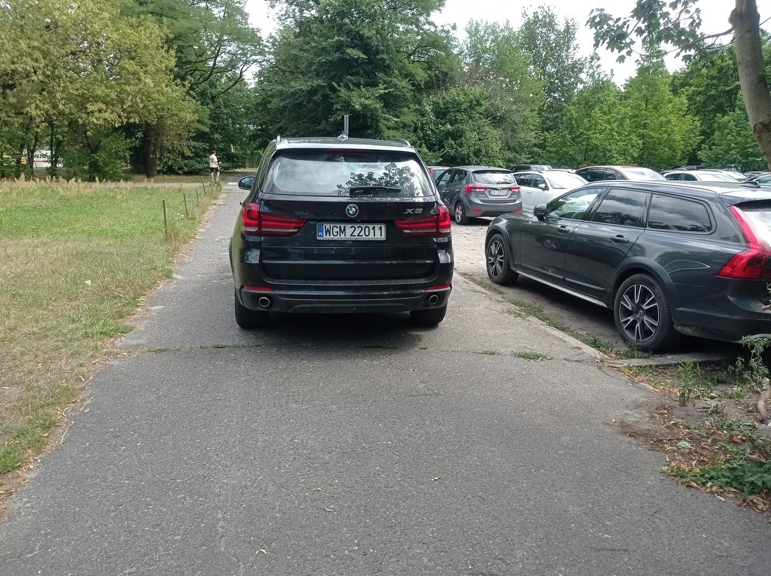 Zablokował chodnik przy parkingu obok ZOO Orientarium Łódź. 21.07.2023
