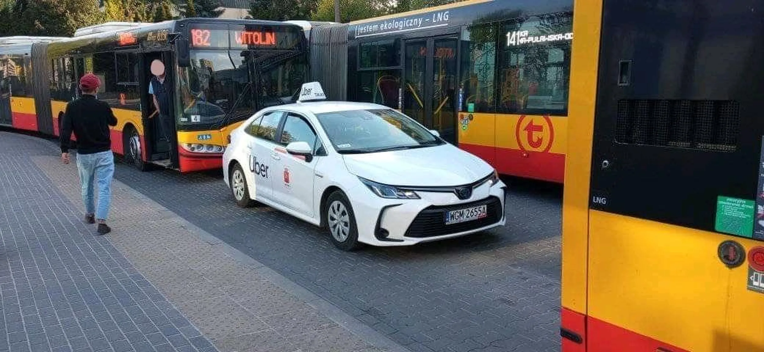 Uber wpierdolił się na pętlę autobusową... Kogo oni tam zatrudniają...