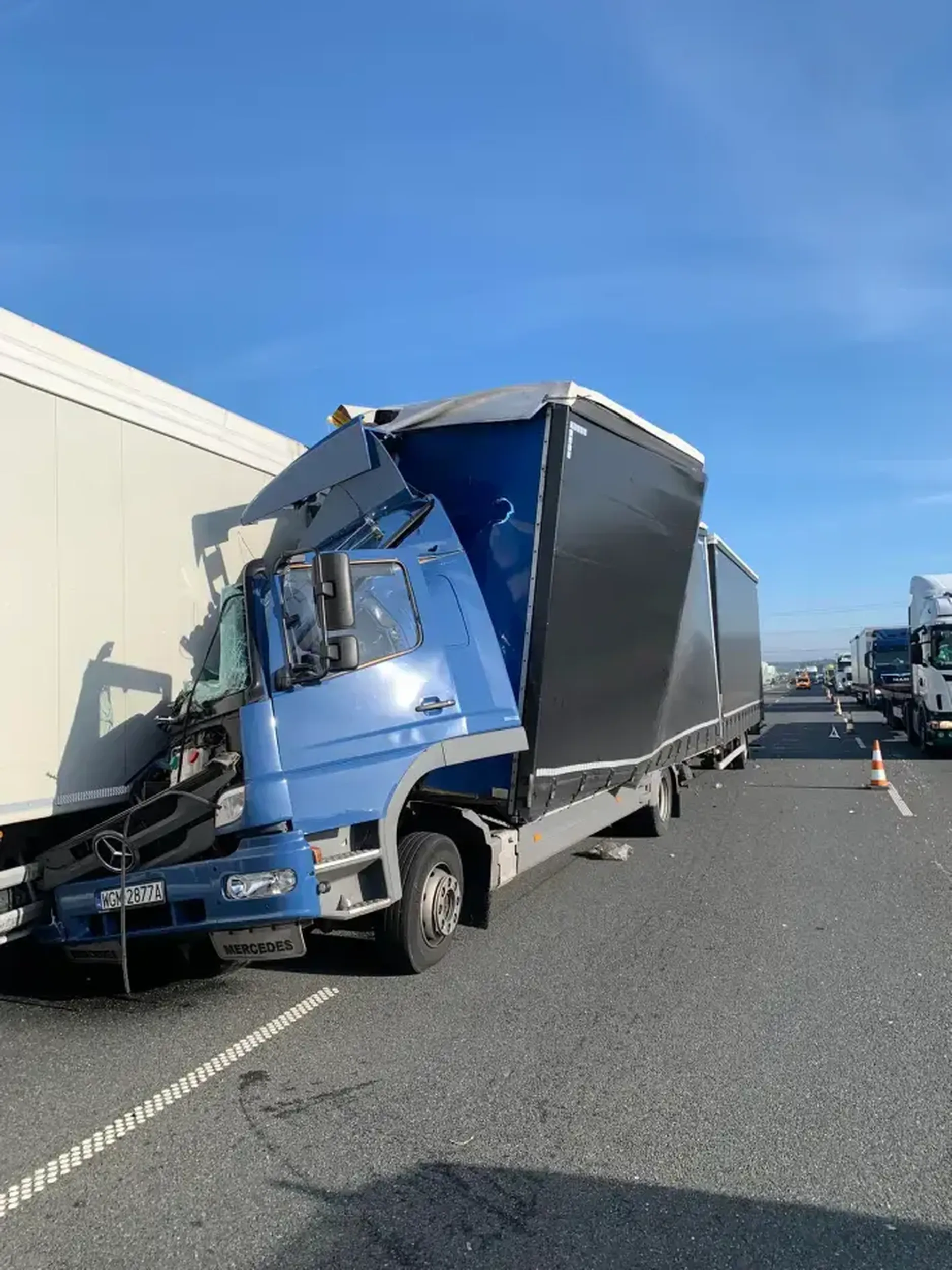 Zawodowy kierowca w akcji: https://www.piotrkowski24.pl/jedna-osoba-ranna-w-zderzeniu-dwoch-ciezarowek-na-autostradzie-a1/