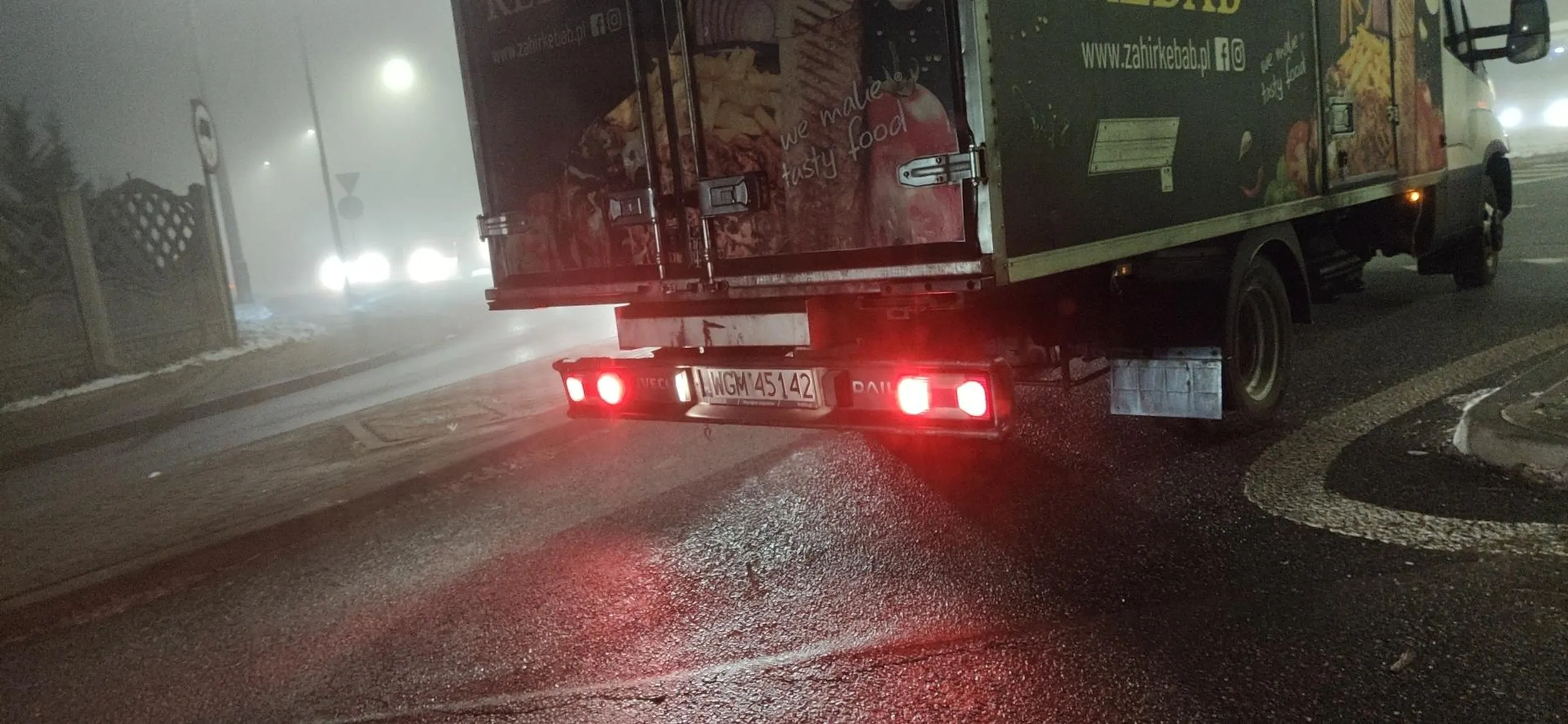 Dnia  01.12.2023 w Łodzi ok godziny 6:30 kierowca  poruszając się ulicą Śląską w kierunku Ofiar Terroryzmu z prędkością ok 30km/h tamując ruch wjechał na ulice Kotoniarską, gdzie obowiązuje zakaz wjazdu samochodów ciężarowych sygnalizowany znakiem B-5. Następnie zatrzymując się w miejscu przedstawionym na zdjęciu całkowicie zasłonił zjazd z ronda, uniemożliwiając wjazd pojazdom skręcającym w prawą stronę.