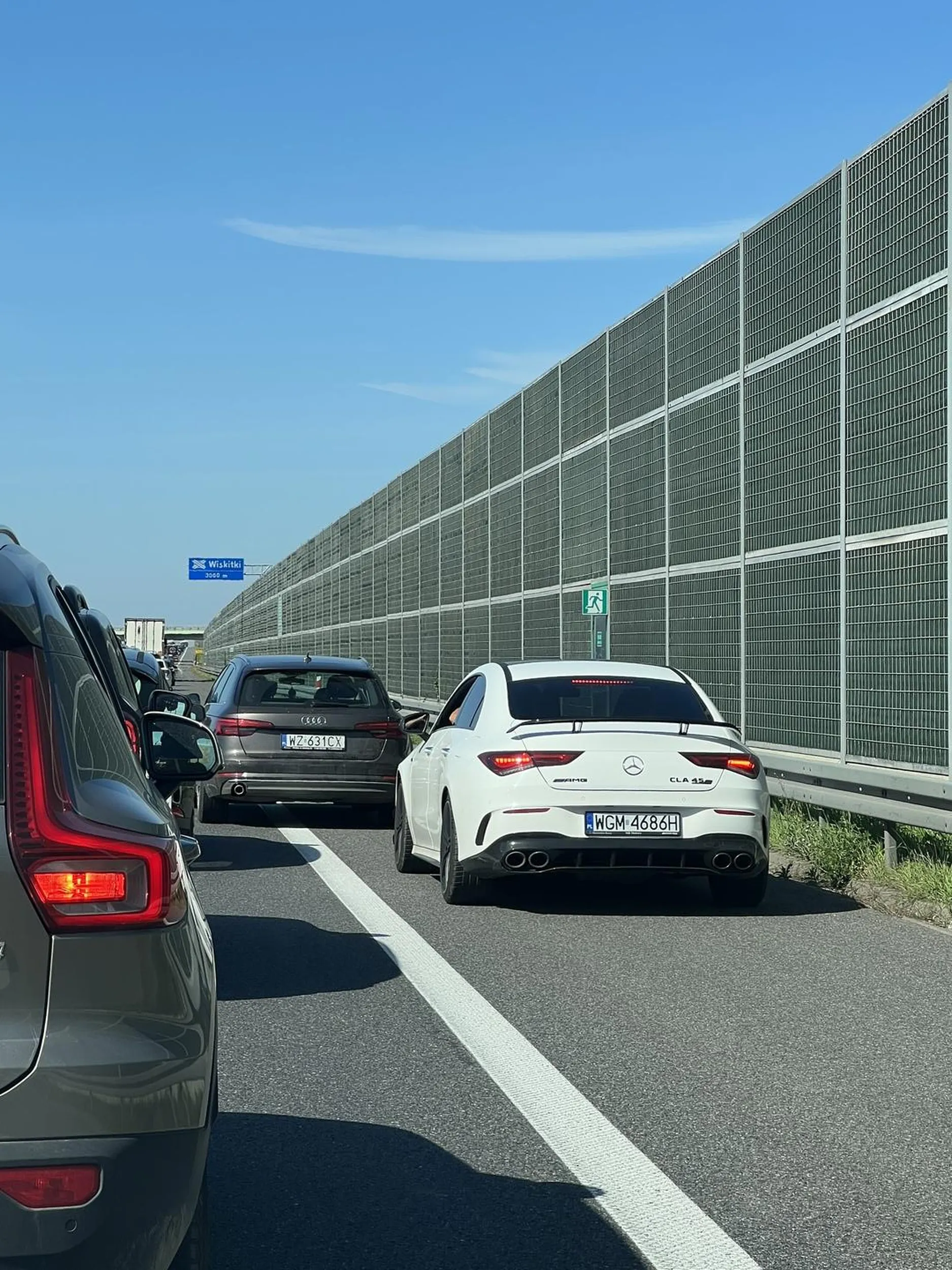 Kierowca jedzie w korku na A2 pasem awaryjnym