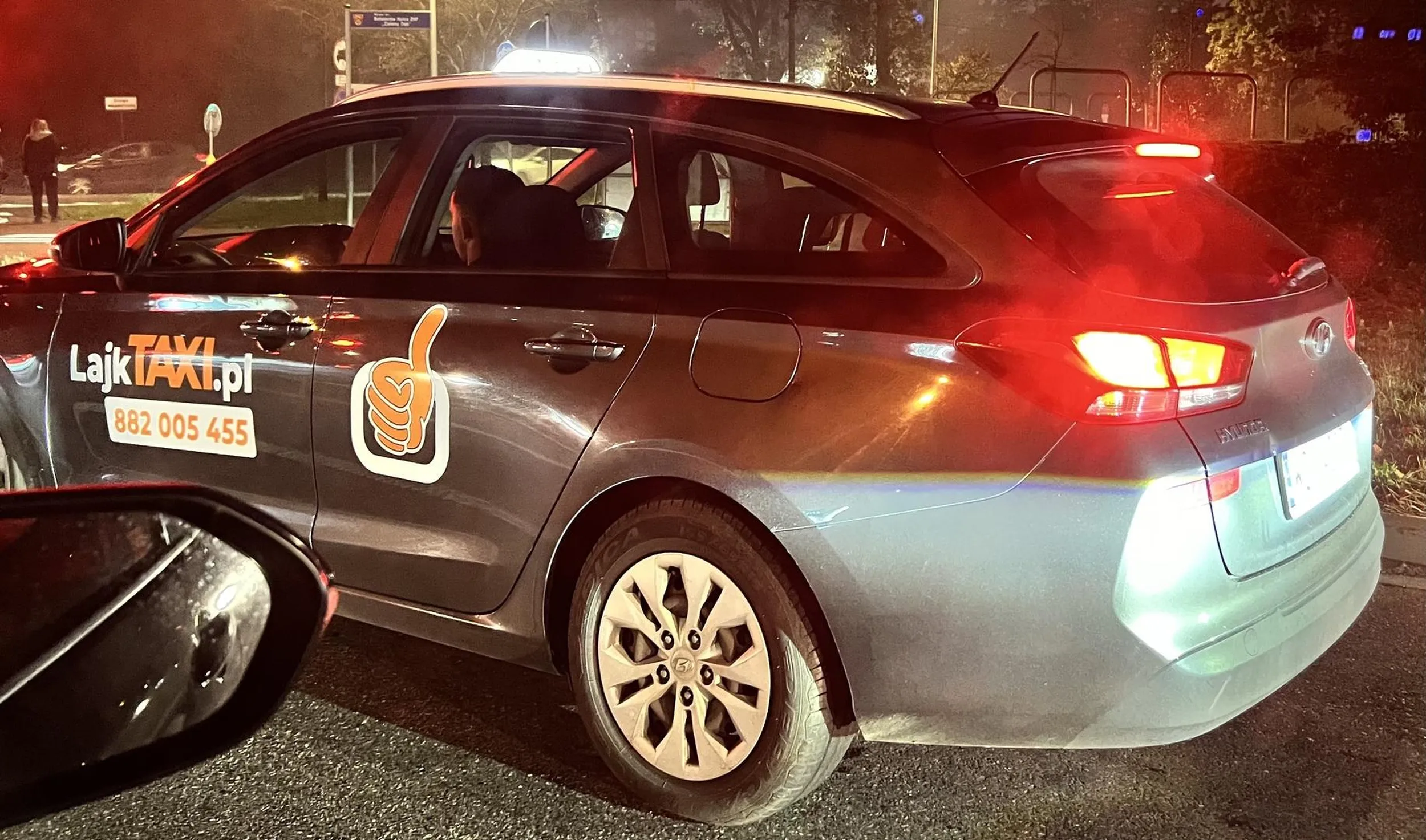 Bardzo niebezpieczne zachowanie kierowcy taksówki, ślimaczy się lewym pasem, jeśli się go wyprzedzi mruga długimi światami, bawi się telefonem podczas jazdy, a przy próbie zwrócenia uwagi na światłach udaje, ze nic się nie stało. I taka osoba wozi ludzi…