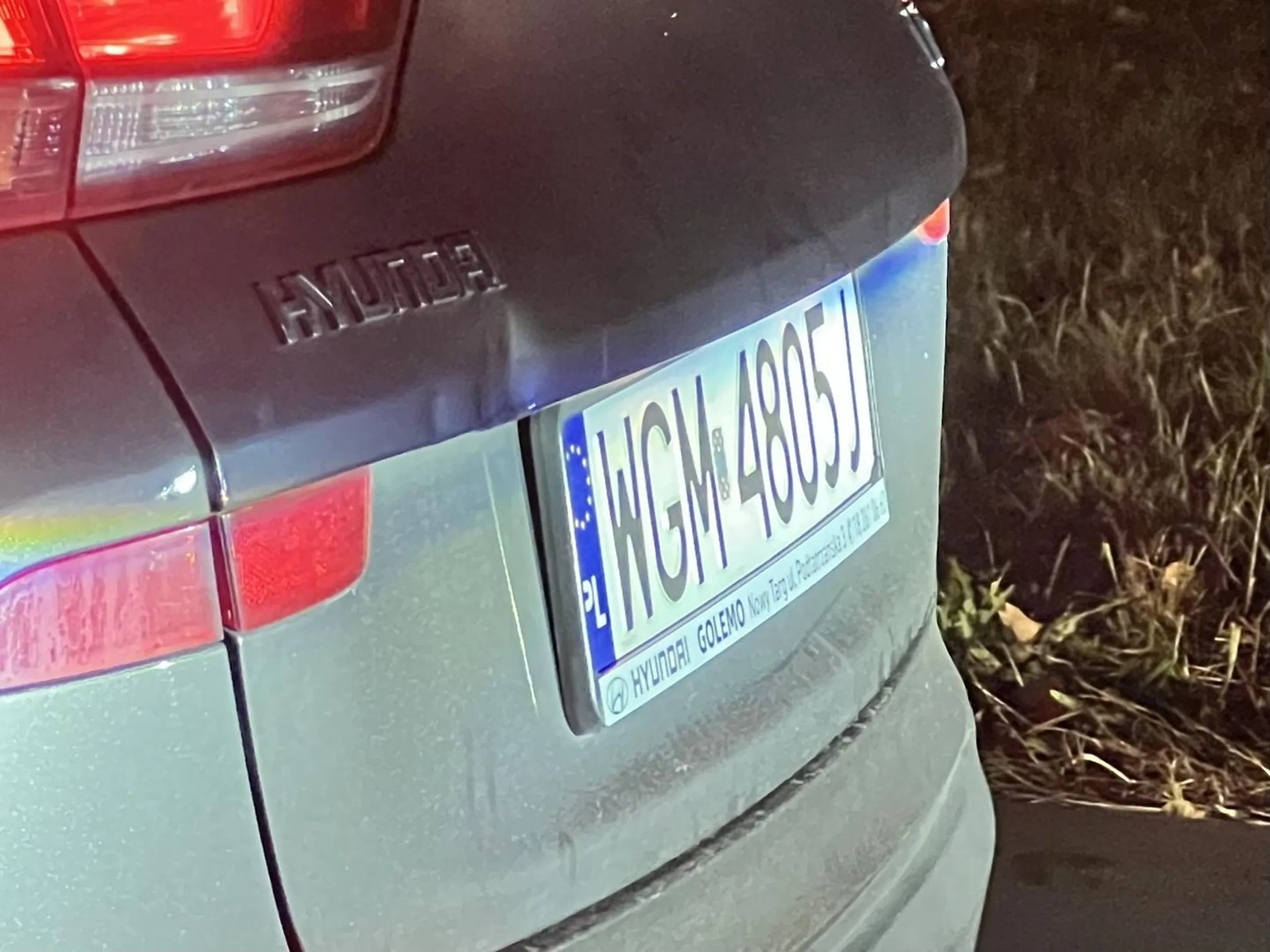 Bardzo niebezpieczne zachowanie kierowcy taksówki, ślimaczy się lewym pasem, jeśli się go wyprzedzi mruga długimi światami, bawi się telefonem podczas jazdy, a przy próbie zwrócenia uwagi na światłach udaje, ze nic się nie stało. I taka osoba wozi ludzi…